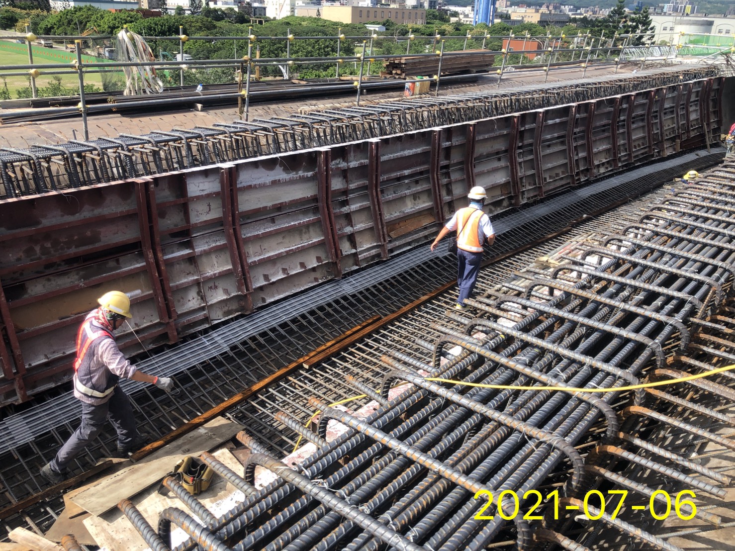 上構箱型梁底腹版施工.