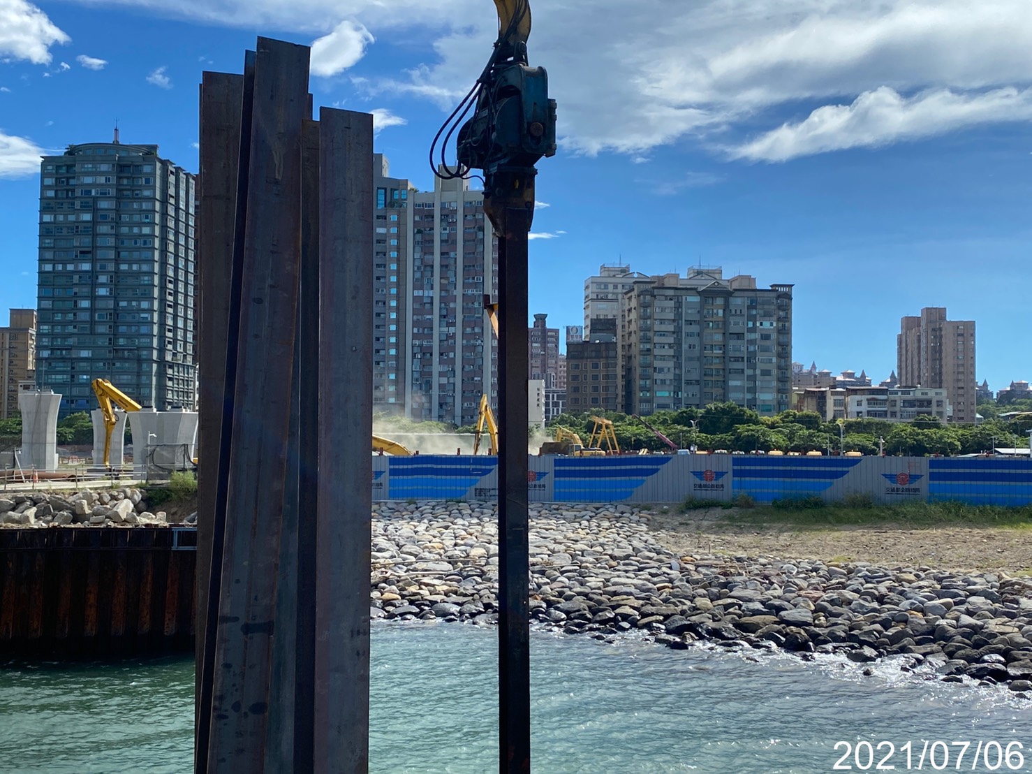 河中段施工構台立柱型鋼打設作業.