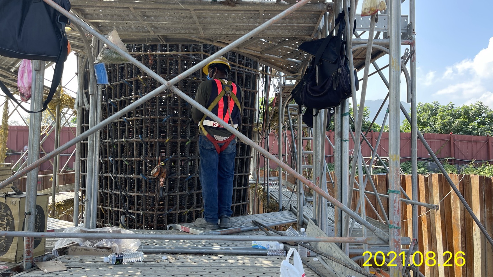 橋墩鋼筋綁紮施工.