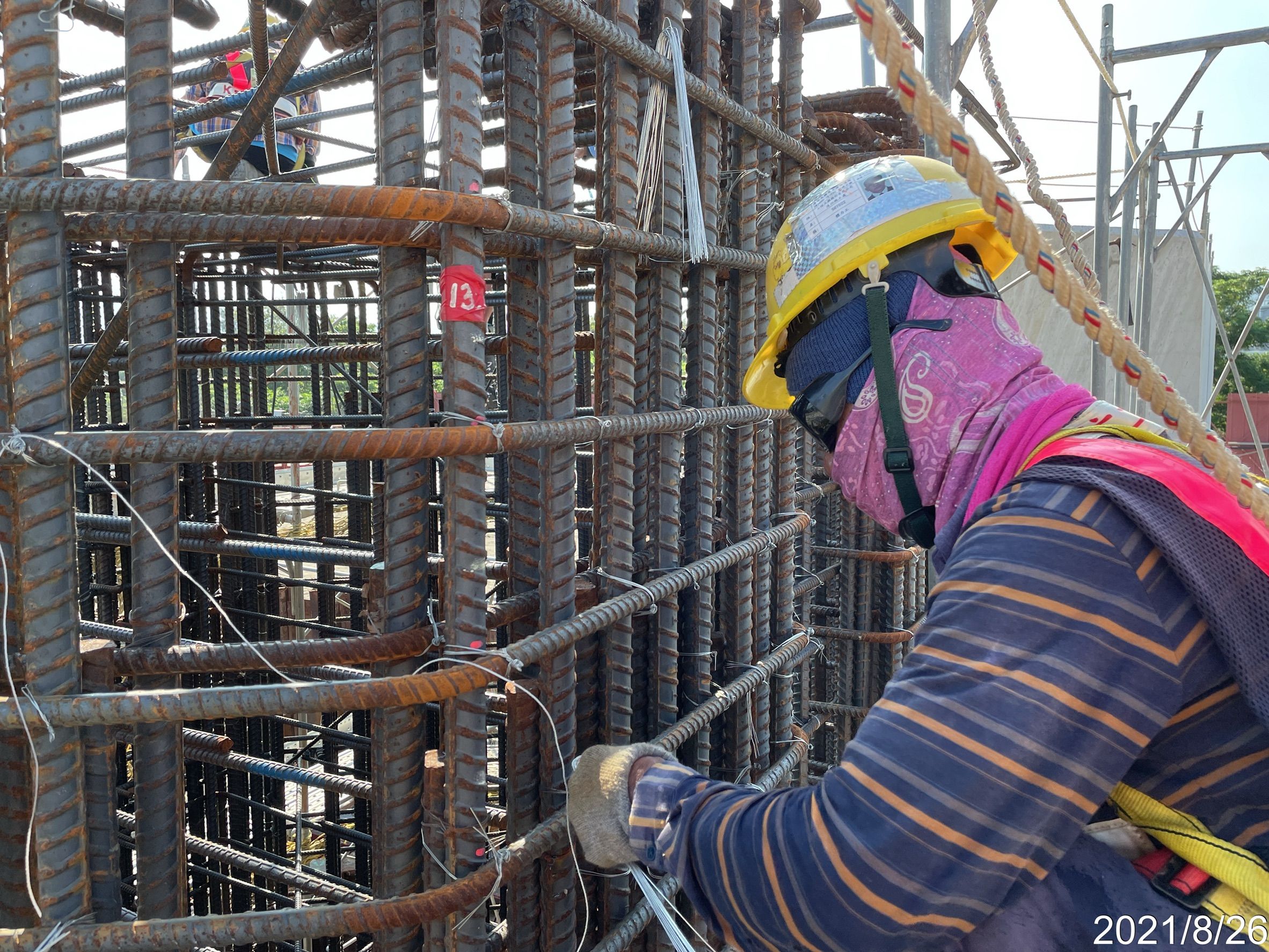 橋墩鋼筋綁紮施工.