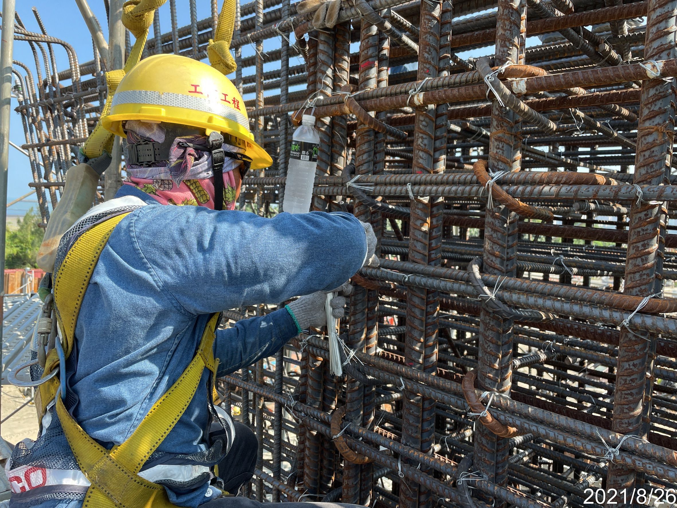 橋墩鋼筋綁紮施工.