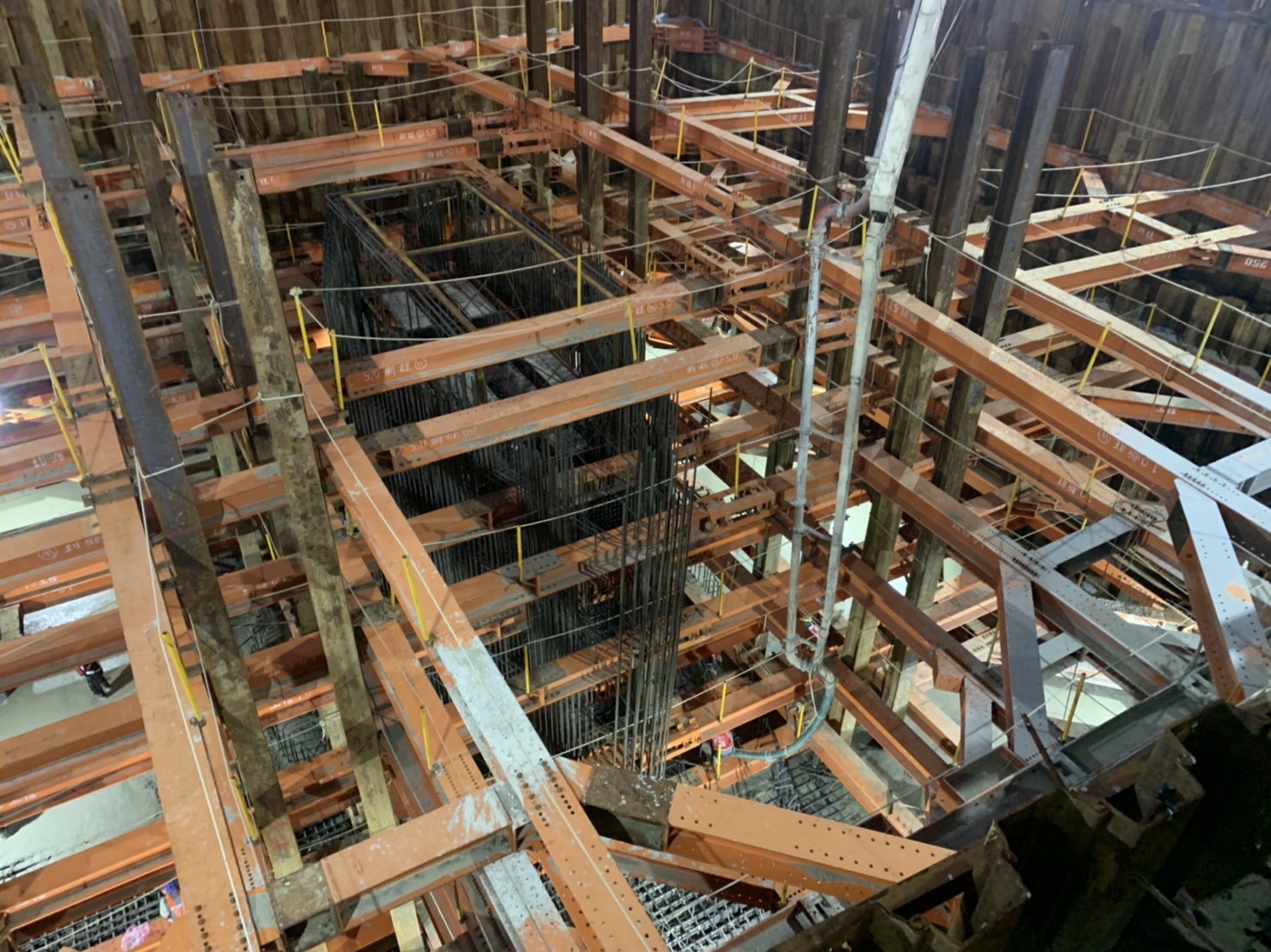 RC澆置泵浦車輸送管手臂架設情況.