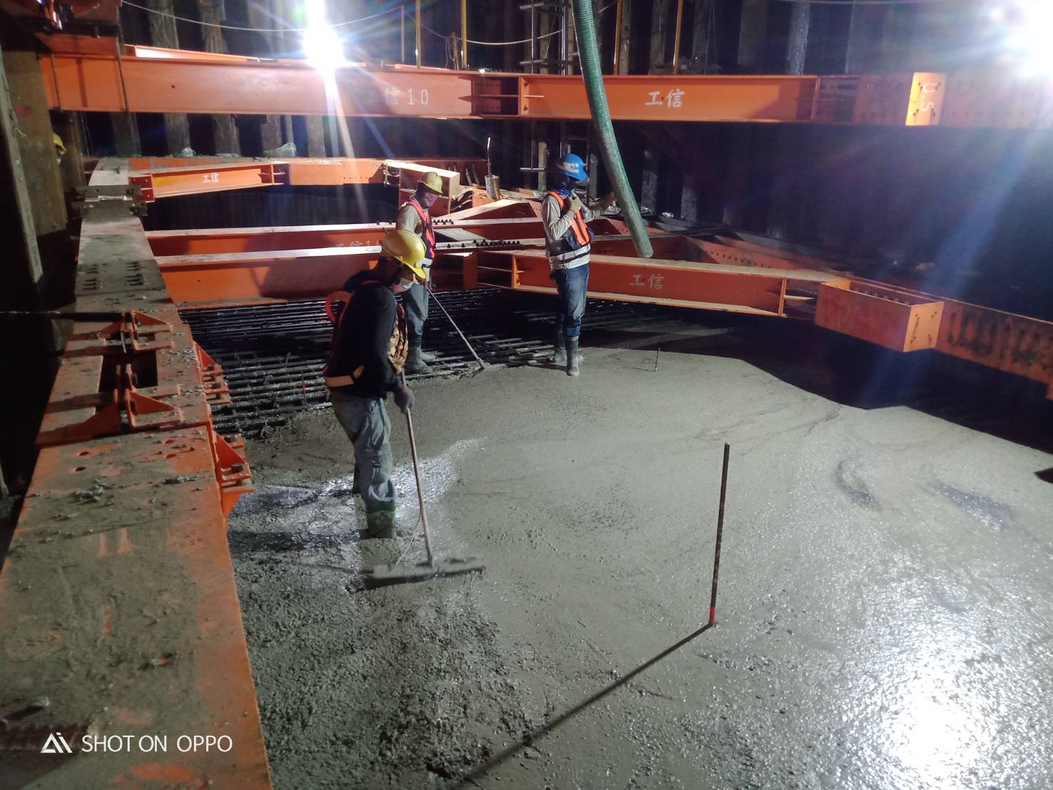 RC澆置整平作業.