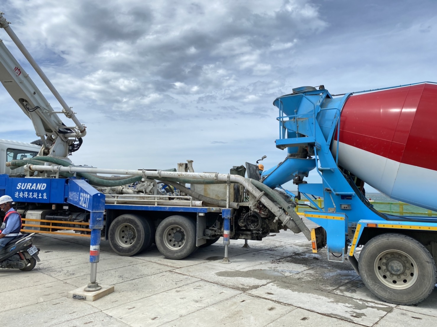 預拌混凝土車下料作業.
