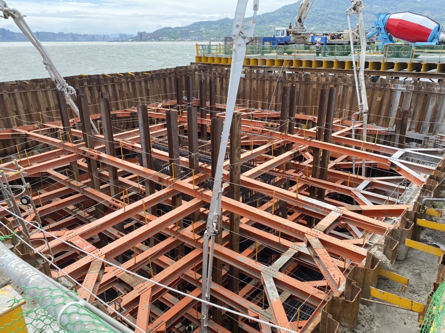 RC澆置泵浦車輸送管手臂架設情況.