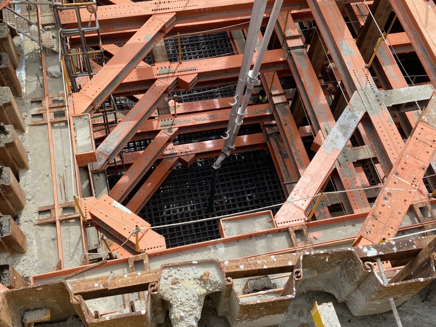 RC澆置泵浦車輸送管手臂架設情況.