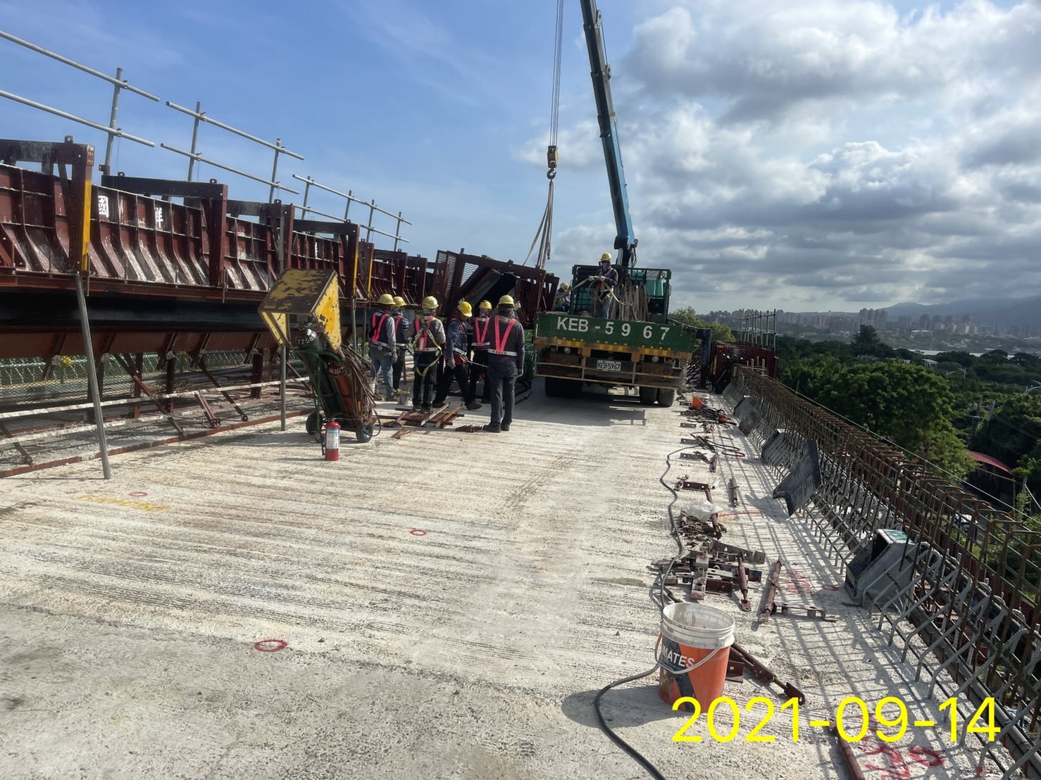 橋面版護欄鋼模吊放安裝.