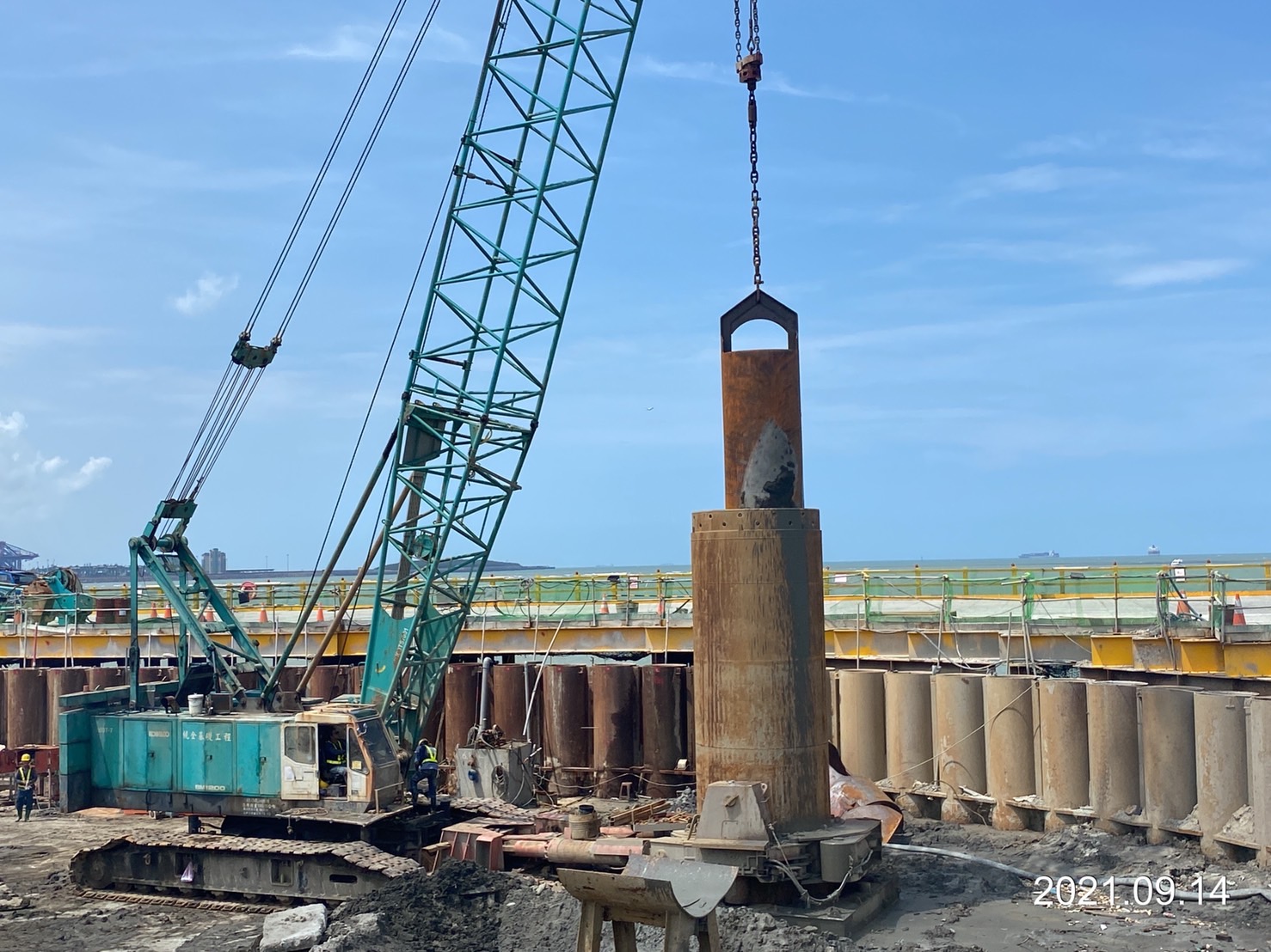 基樁工程套管內取土作業.