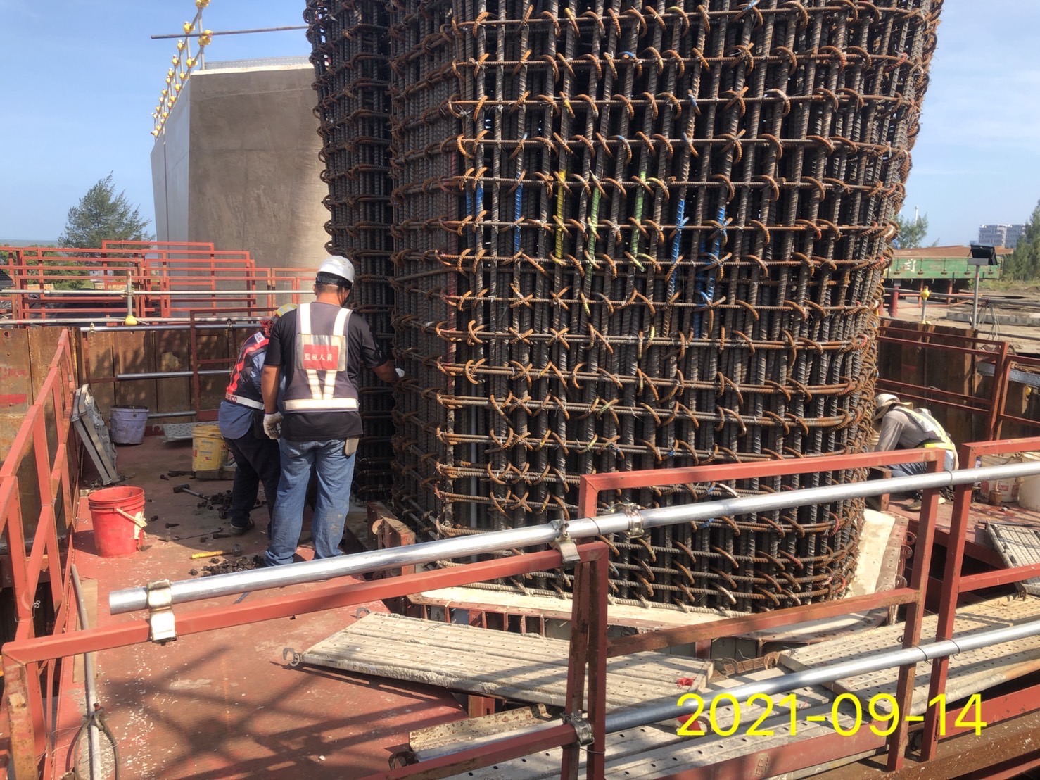 橋墩墩柱鋼筋綁紮組立.