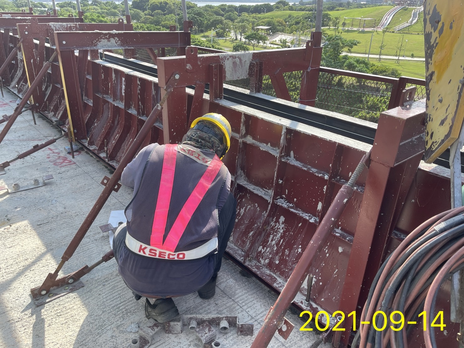 橋面版護欄鋼模組立.