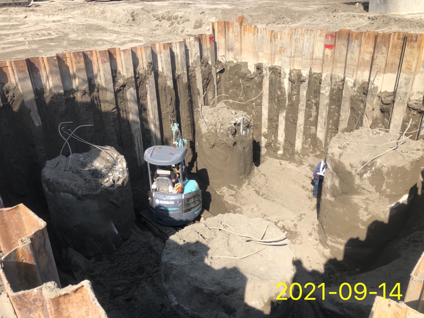 基礎內土石開挖施作.