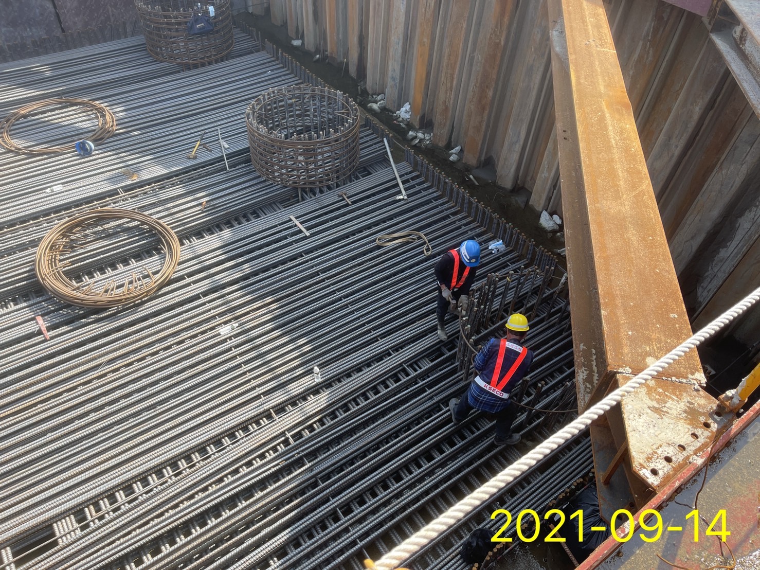 橋墩樁帽底層鋼筋綁紮施工.