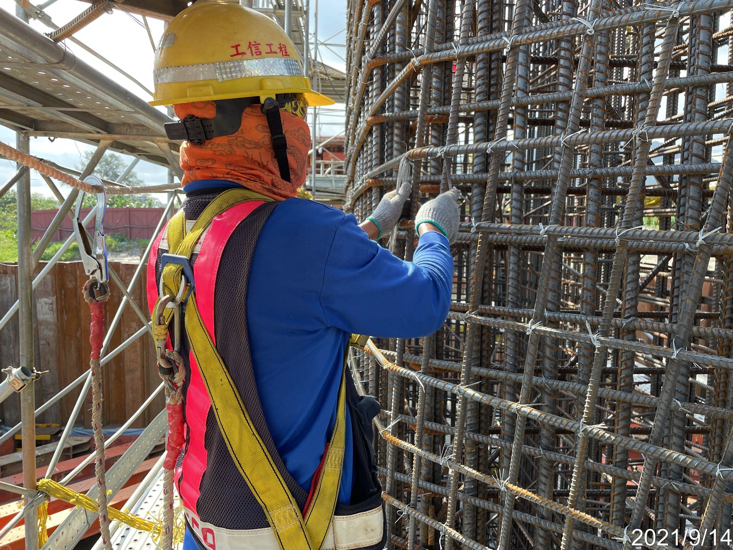 橋墩墩柱鋼筋綁紮組立.