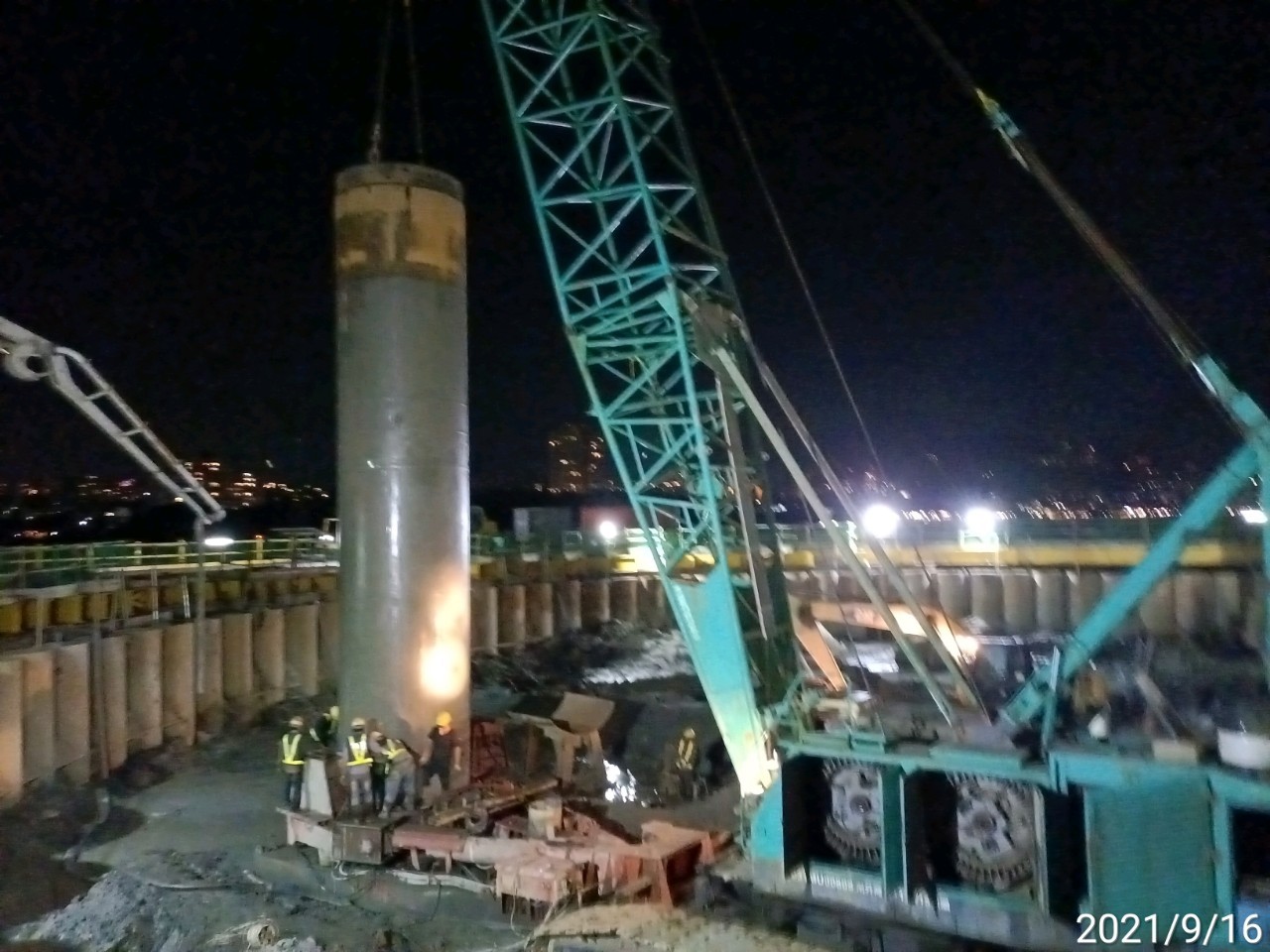 RC澆置中鋼套管拔取作業.