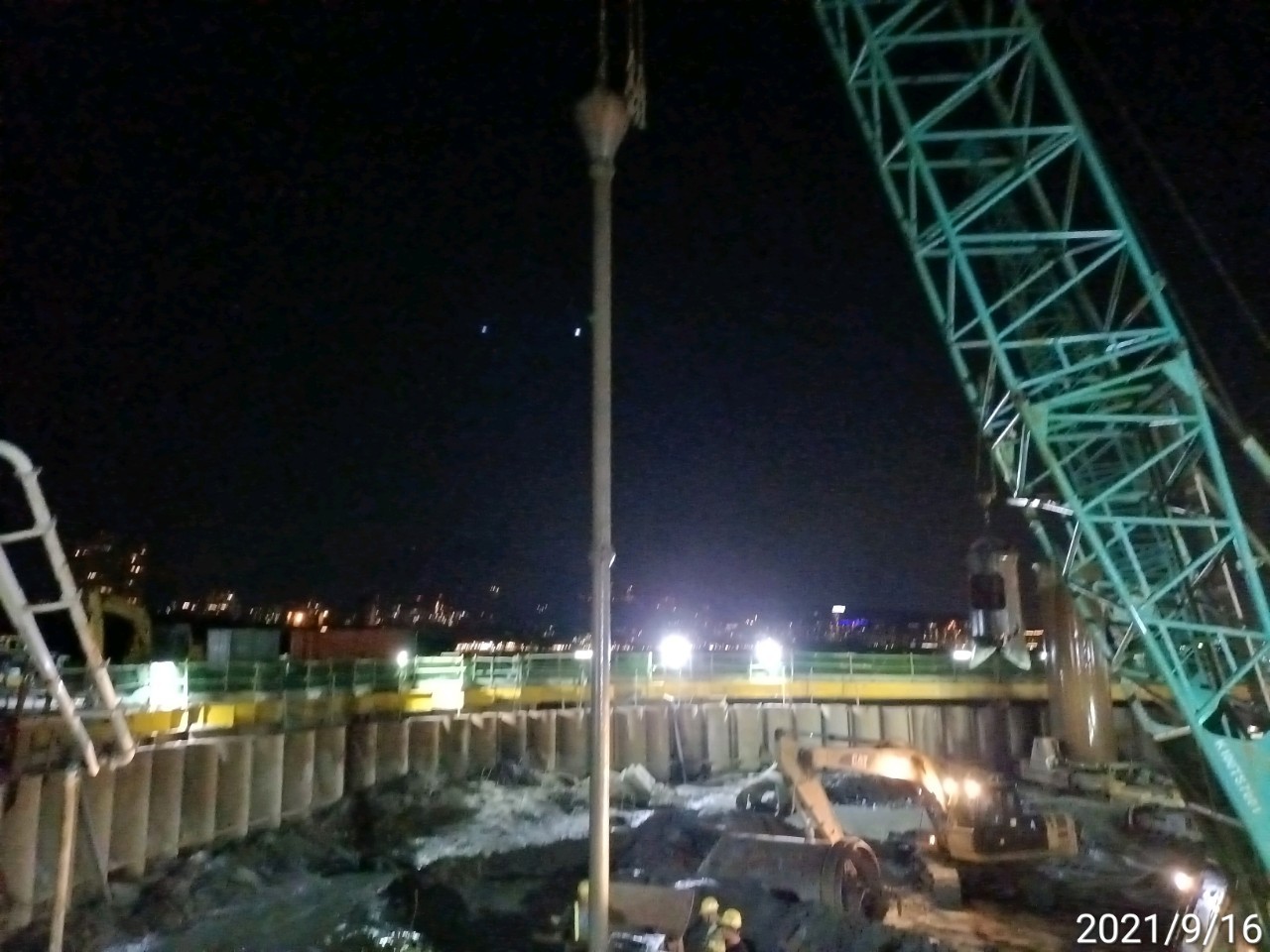 RC澆置中特密管拔取作業.