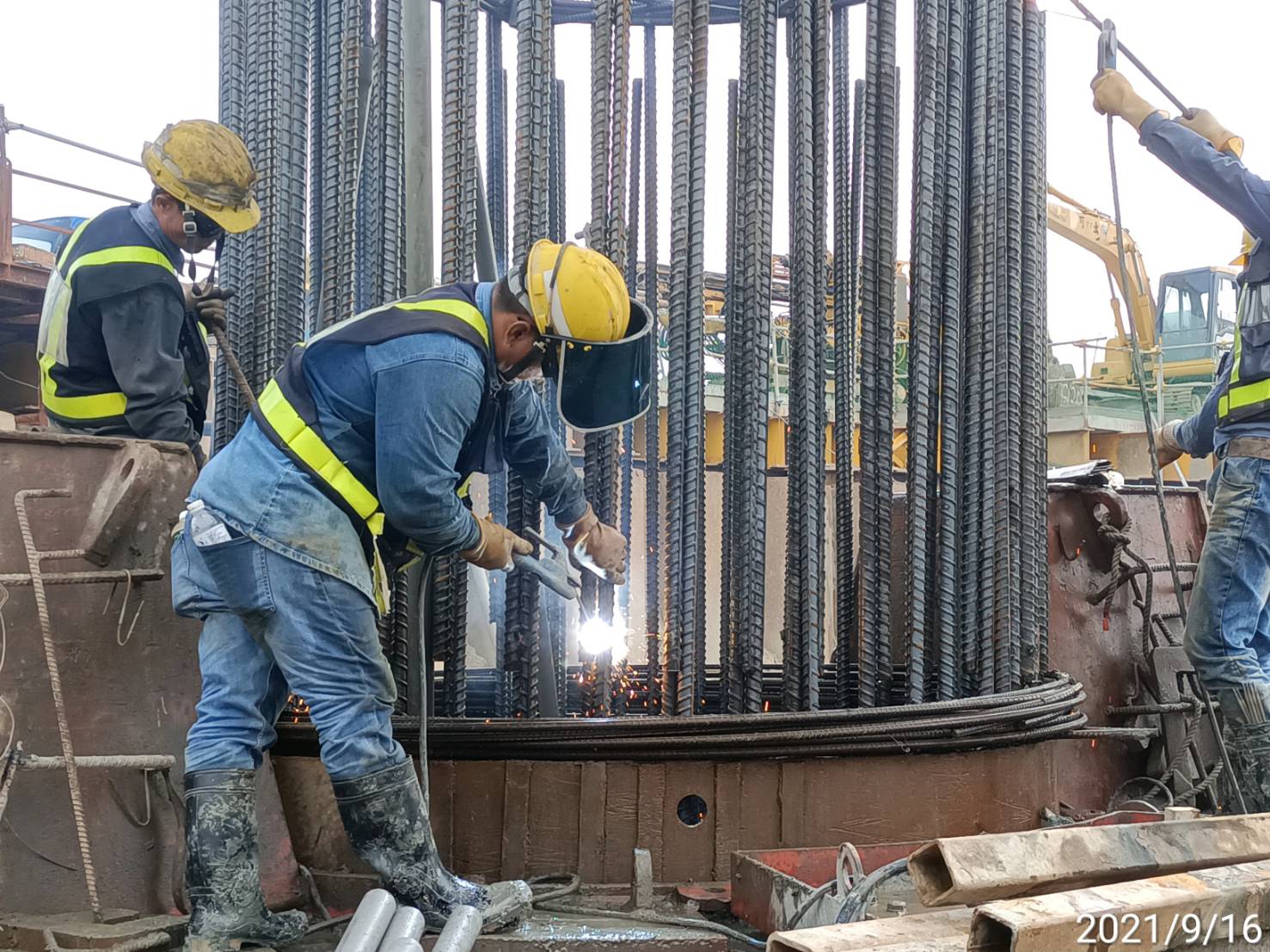 鋼筋籠搭接處電焊施工.