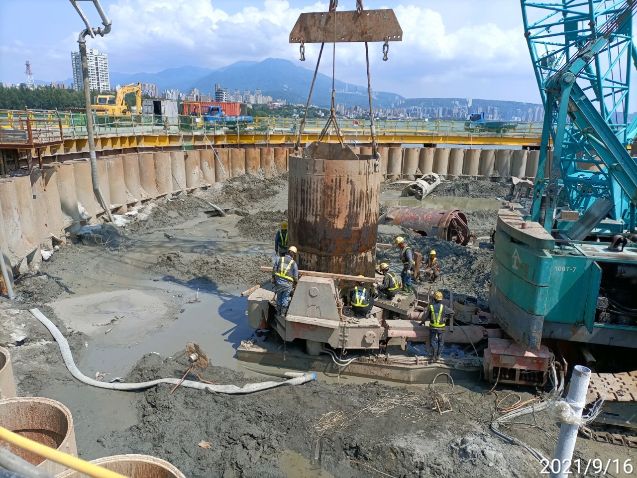 RC澆置中鋼套管拔取作業.