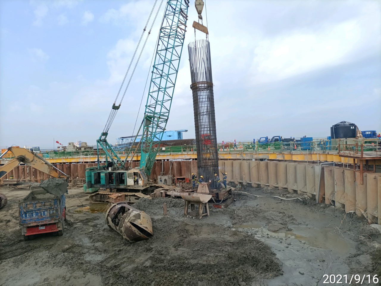 鋼筋籠吊放安裝作業.