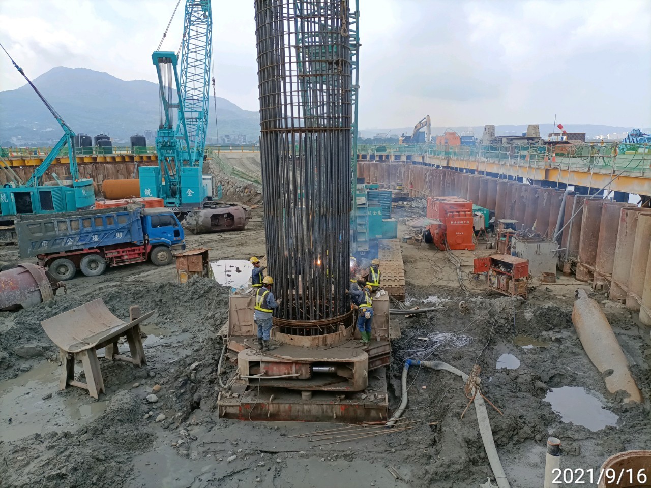 鋼筋籠搭接處電焊施工.