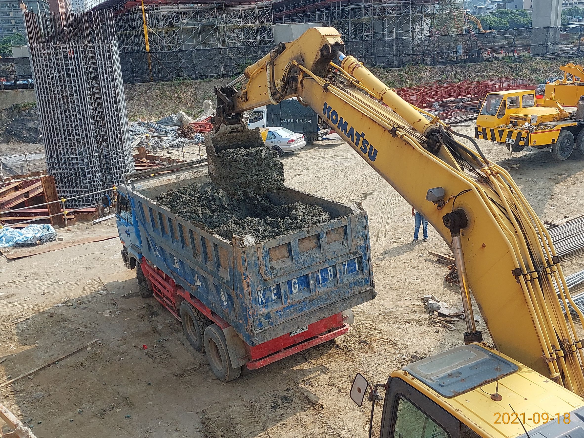 土方載運作業.