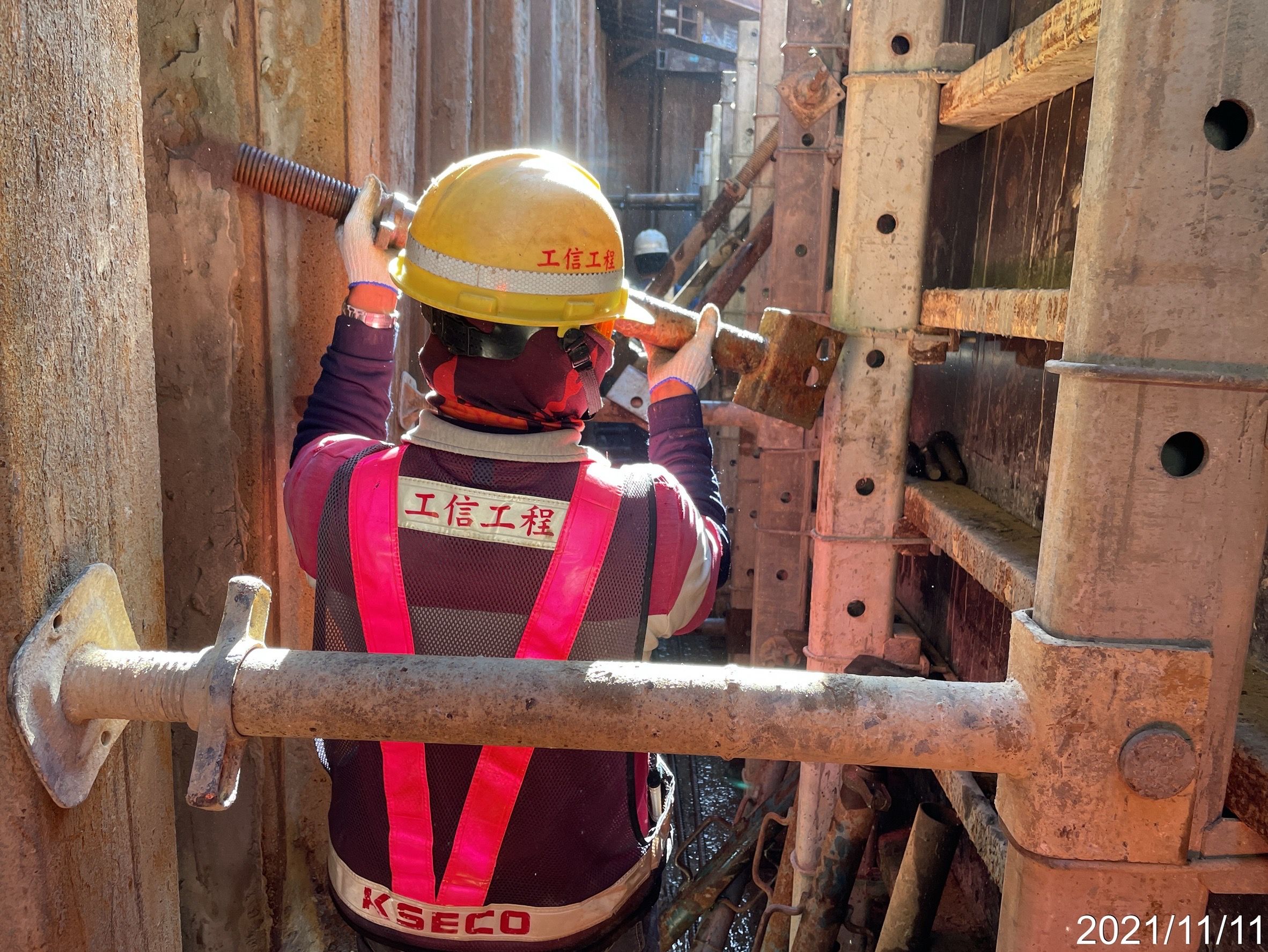河中段樁帽側模支撐施工.