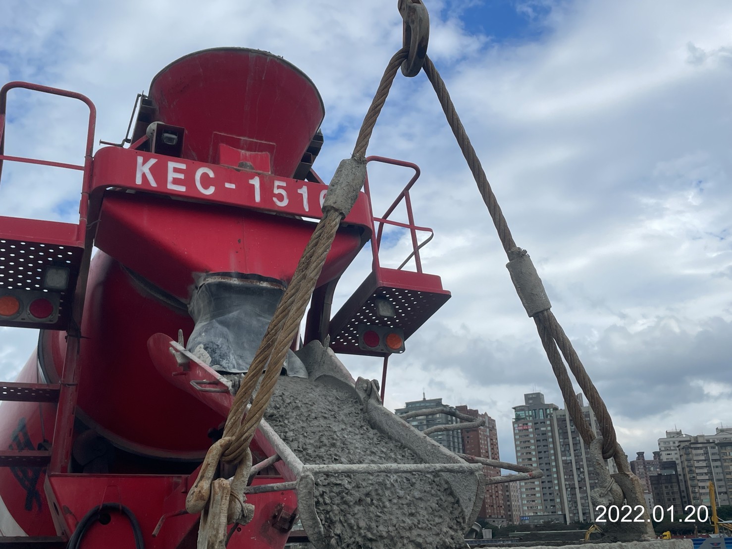 混凝土澆置下料作業.