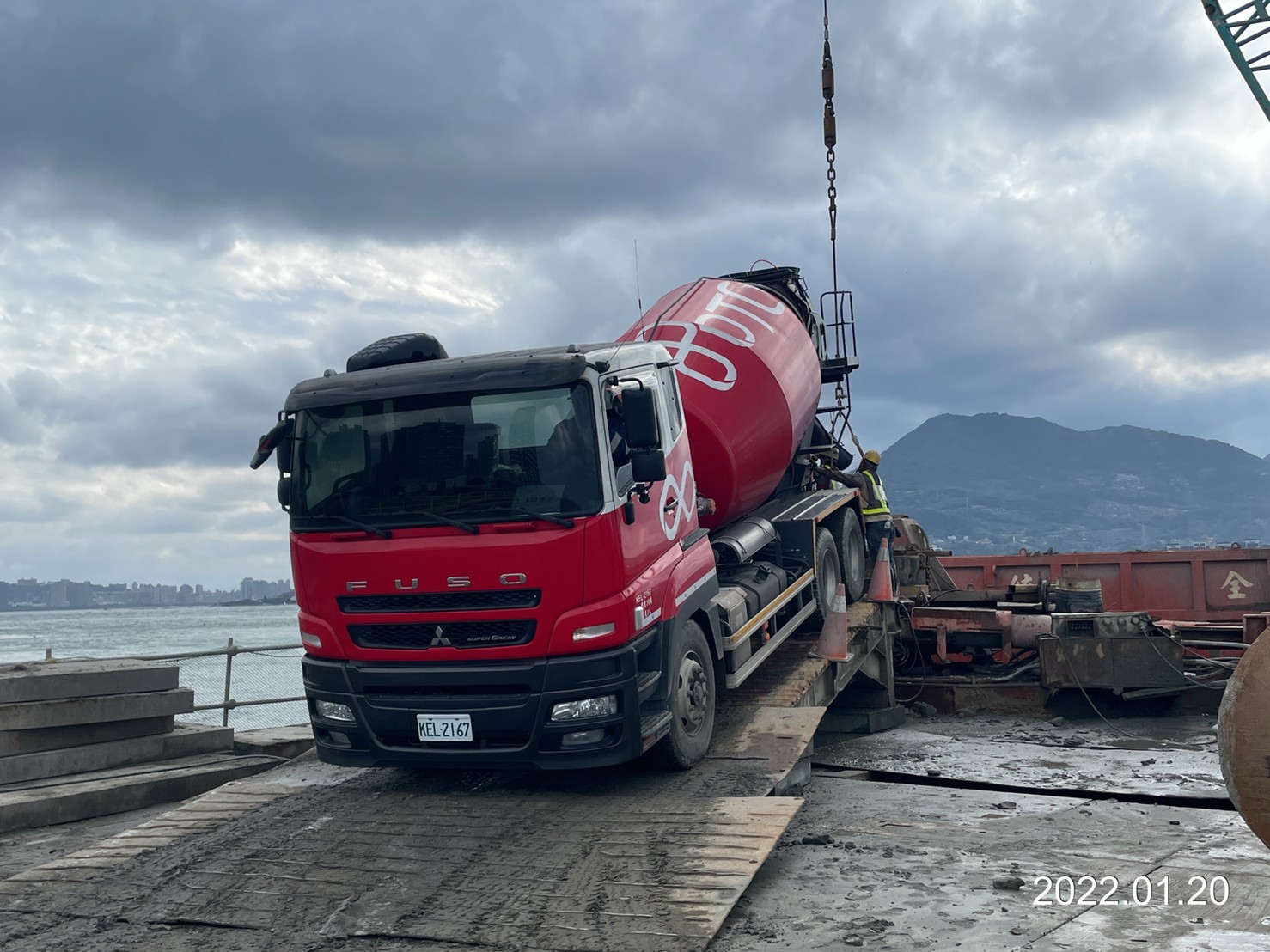 混凝土澆置下料作業.