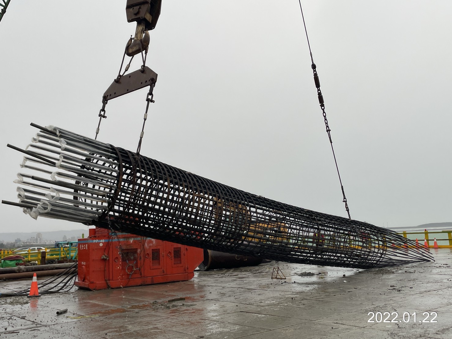 鋼筋籠吊掛作業.