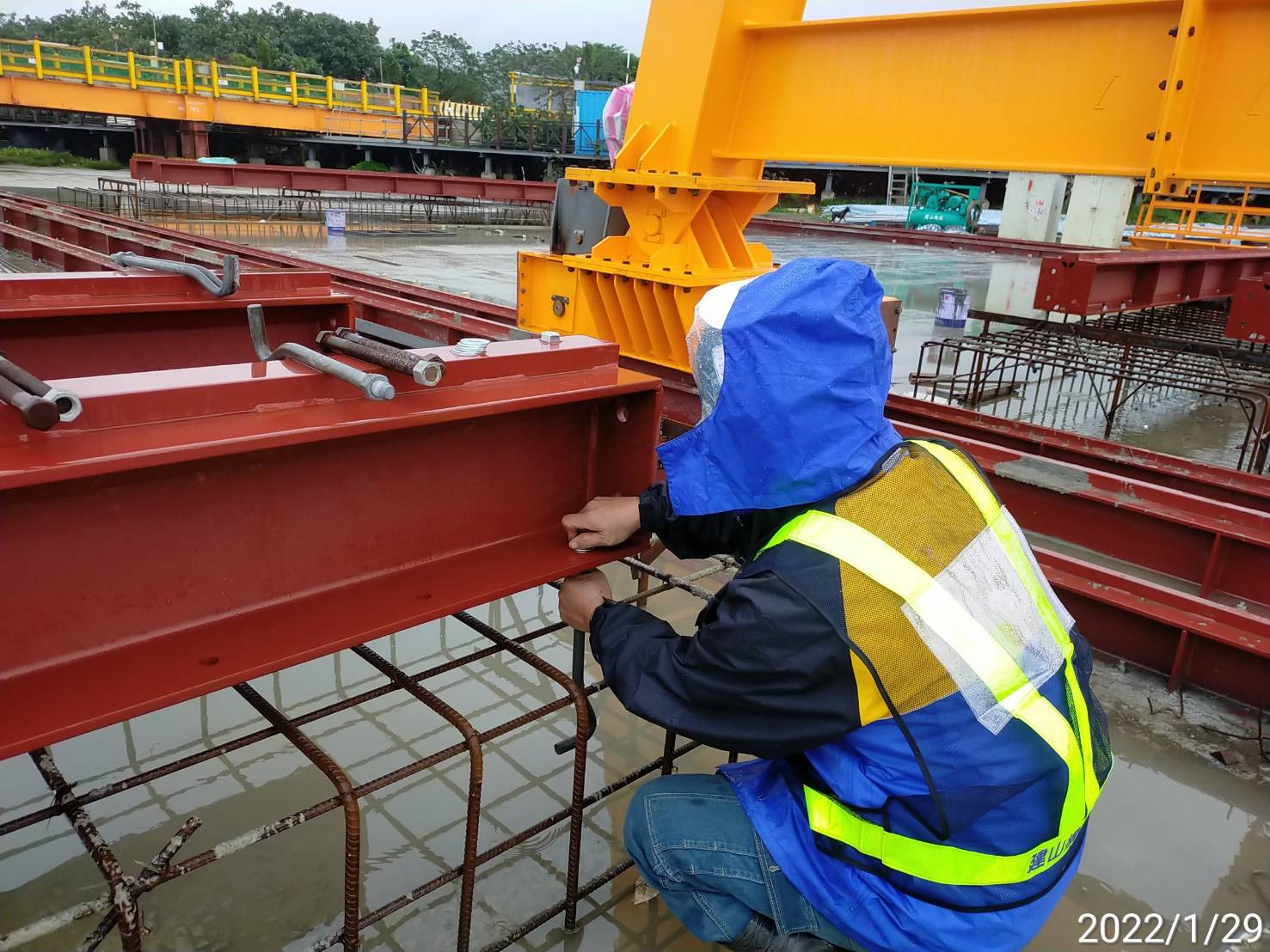 鋼構廠天車軌道安裝.