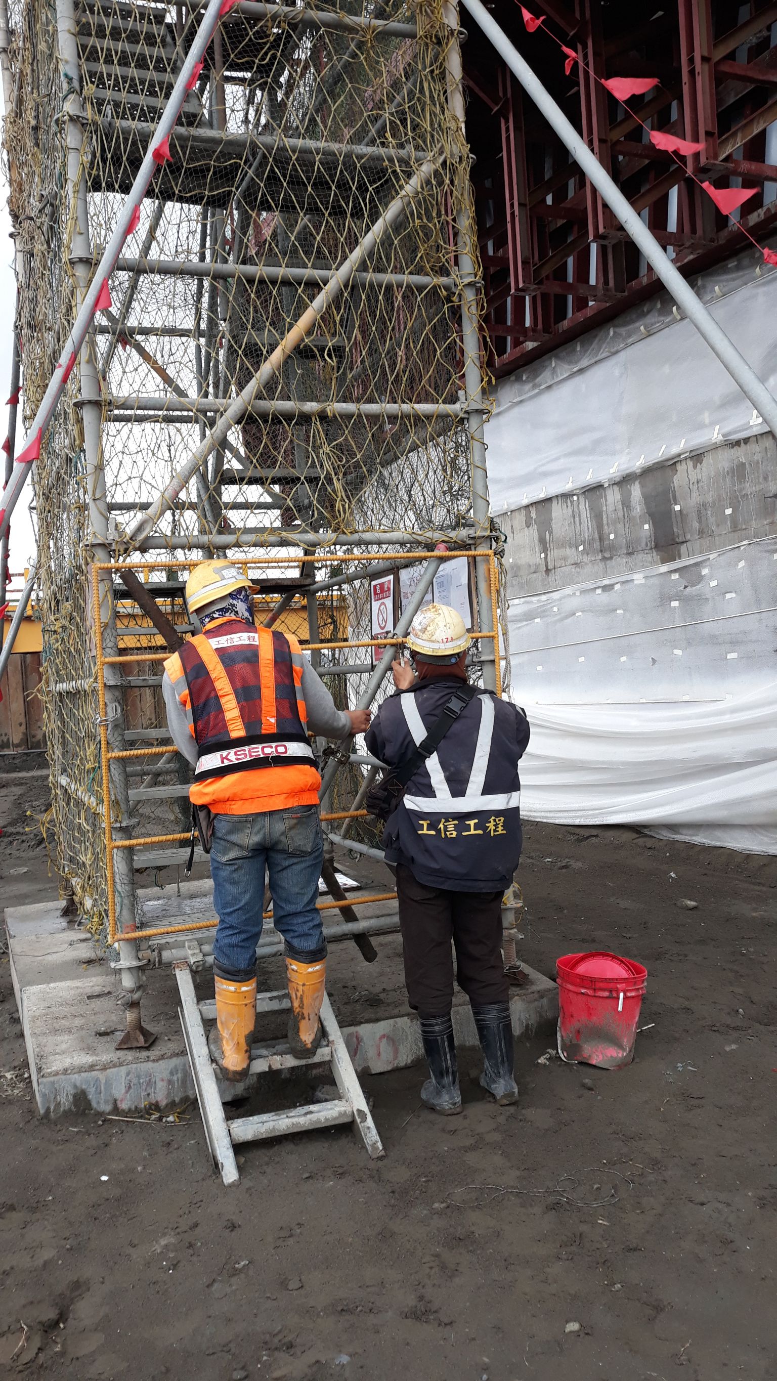 墩柱人員上下設備封閉.