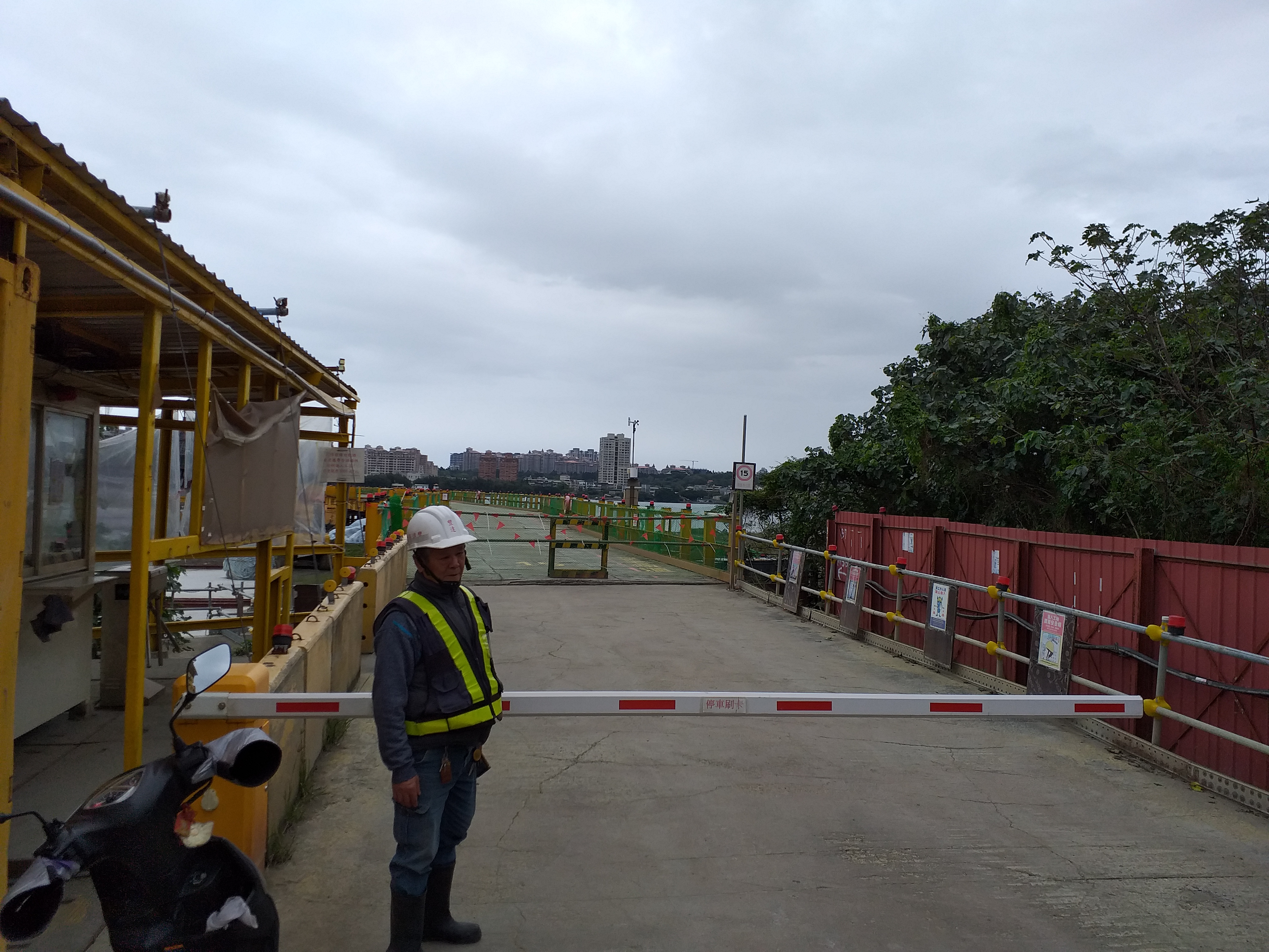 八里河中段鋼便橋管制站.