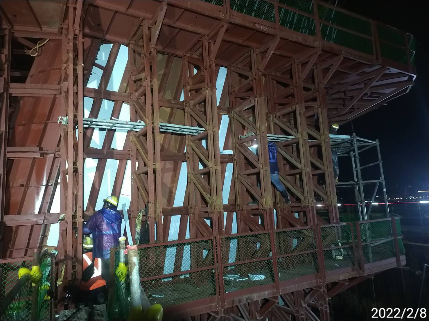 墩柱保溫材施作.