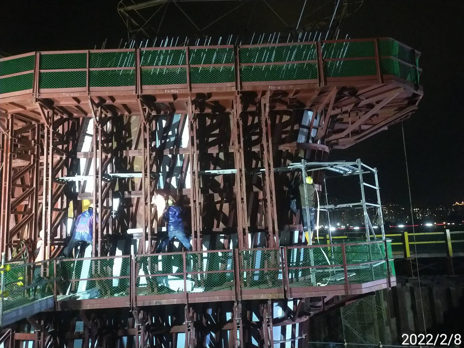 墩柱保溫材施作.