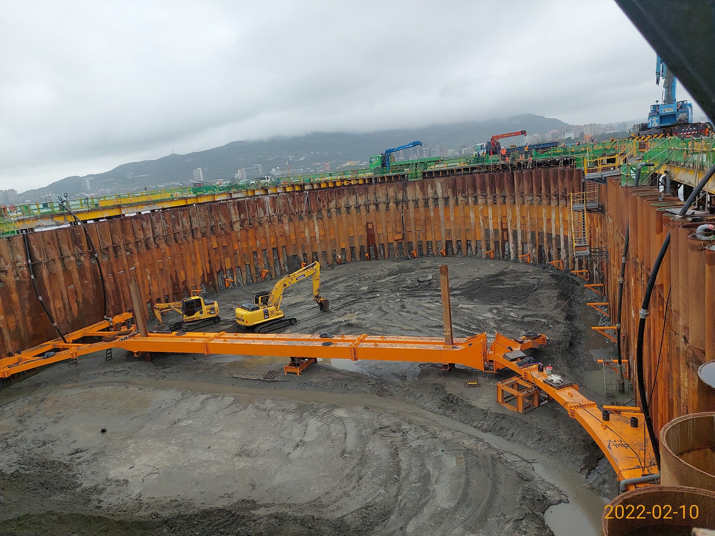 主橋塔基礎內土方降挖作業.