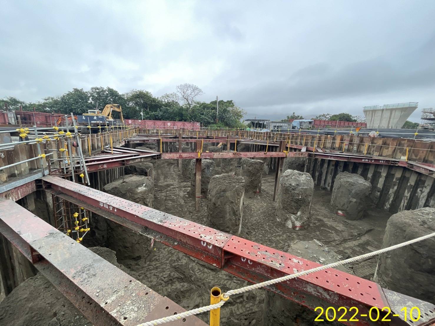 基礎內基樁樁頭敲除作業.