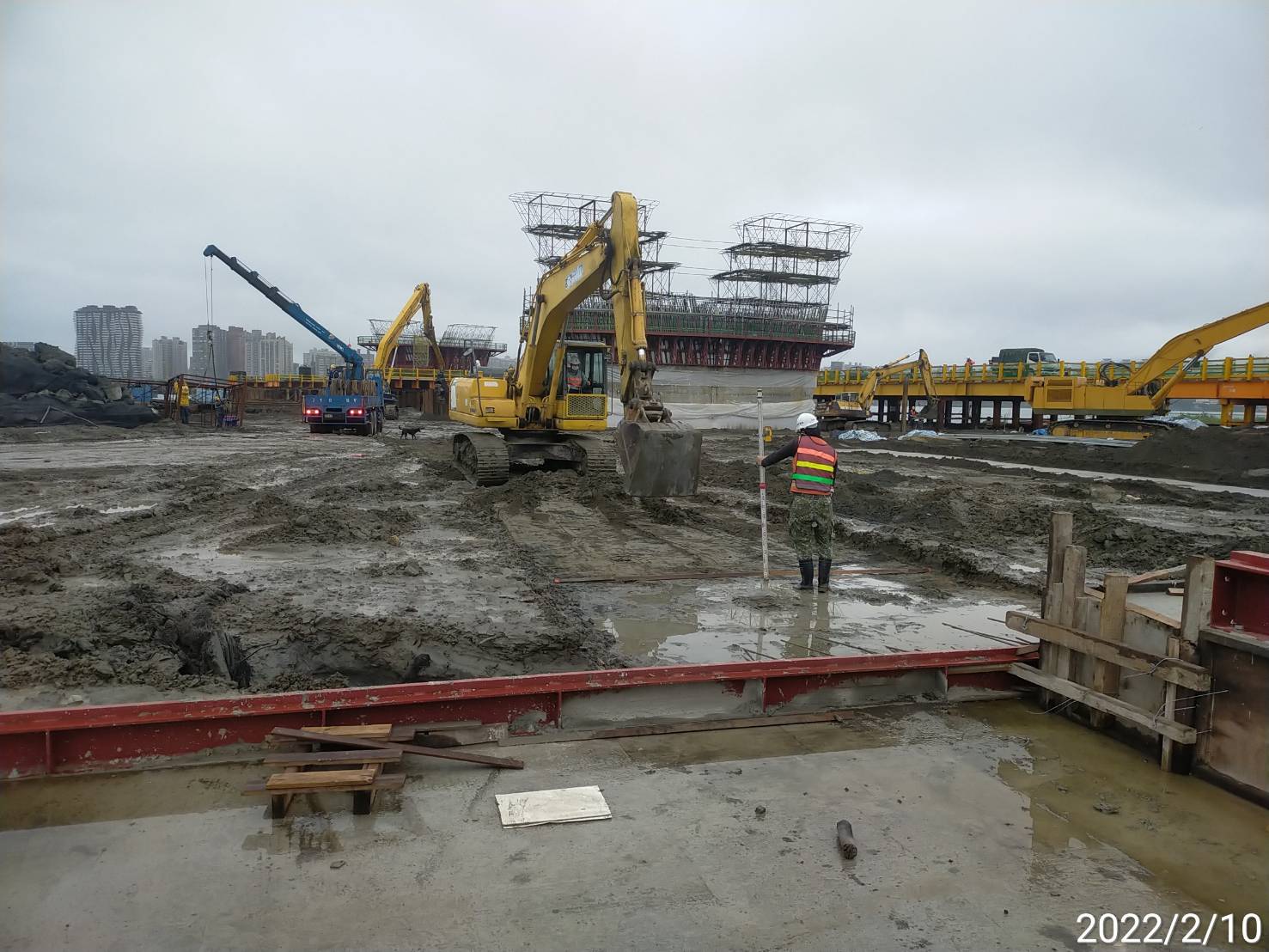 鋼構組裝廠吊裝天車之軌道基礎開挖作業.