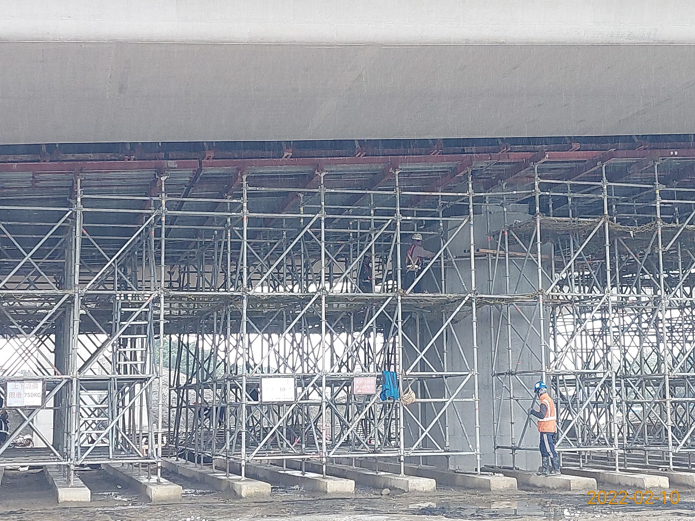 上構場撐架拆除作業.