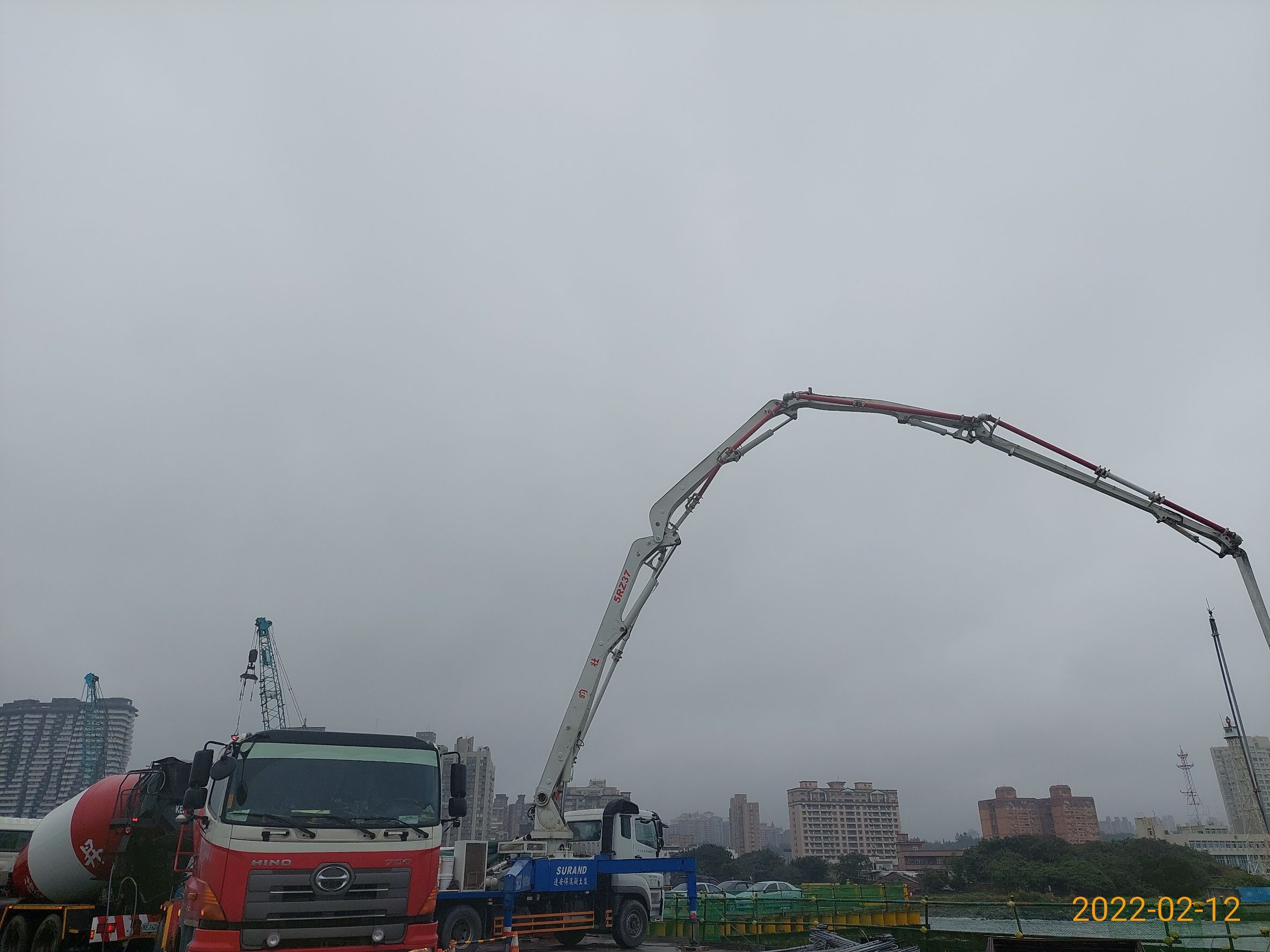 泵浦車輸送混凝土作業.