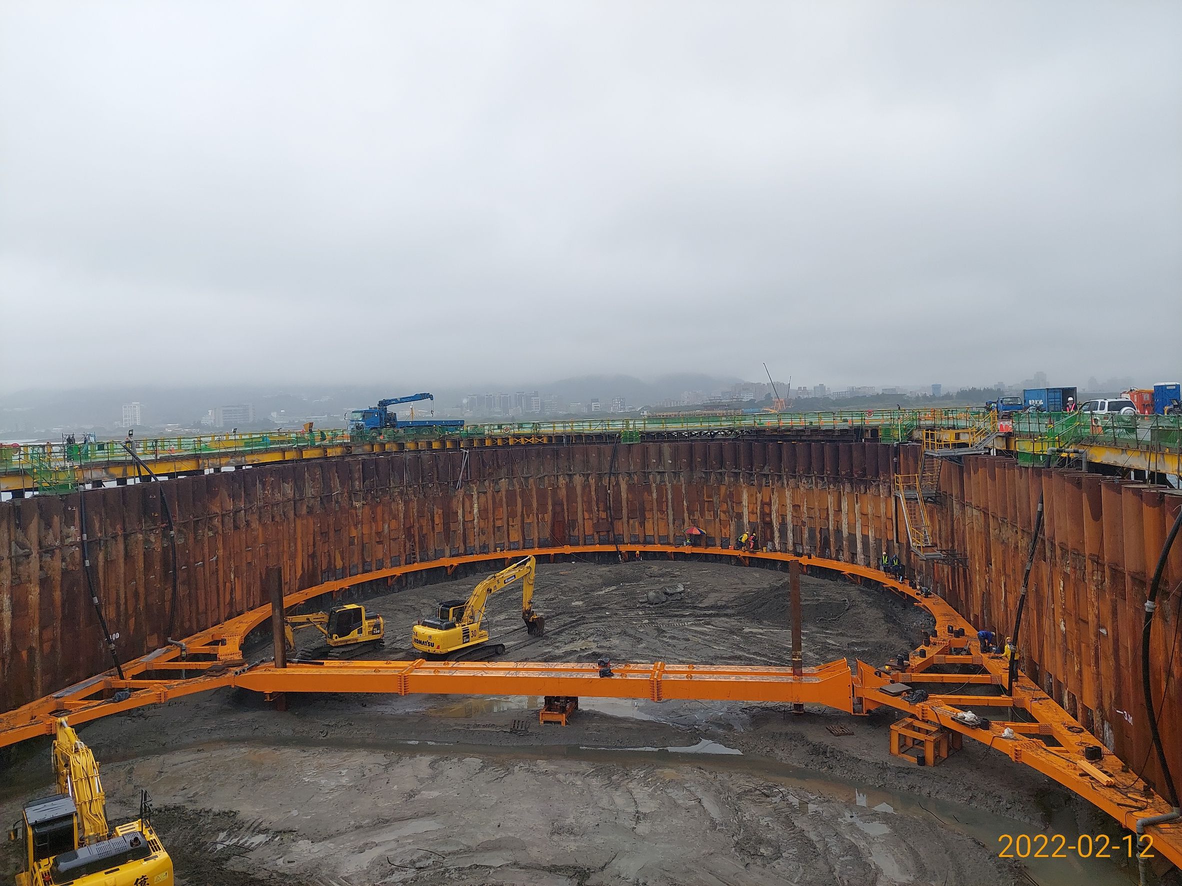 基礎內土方降挖施工.