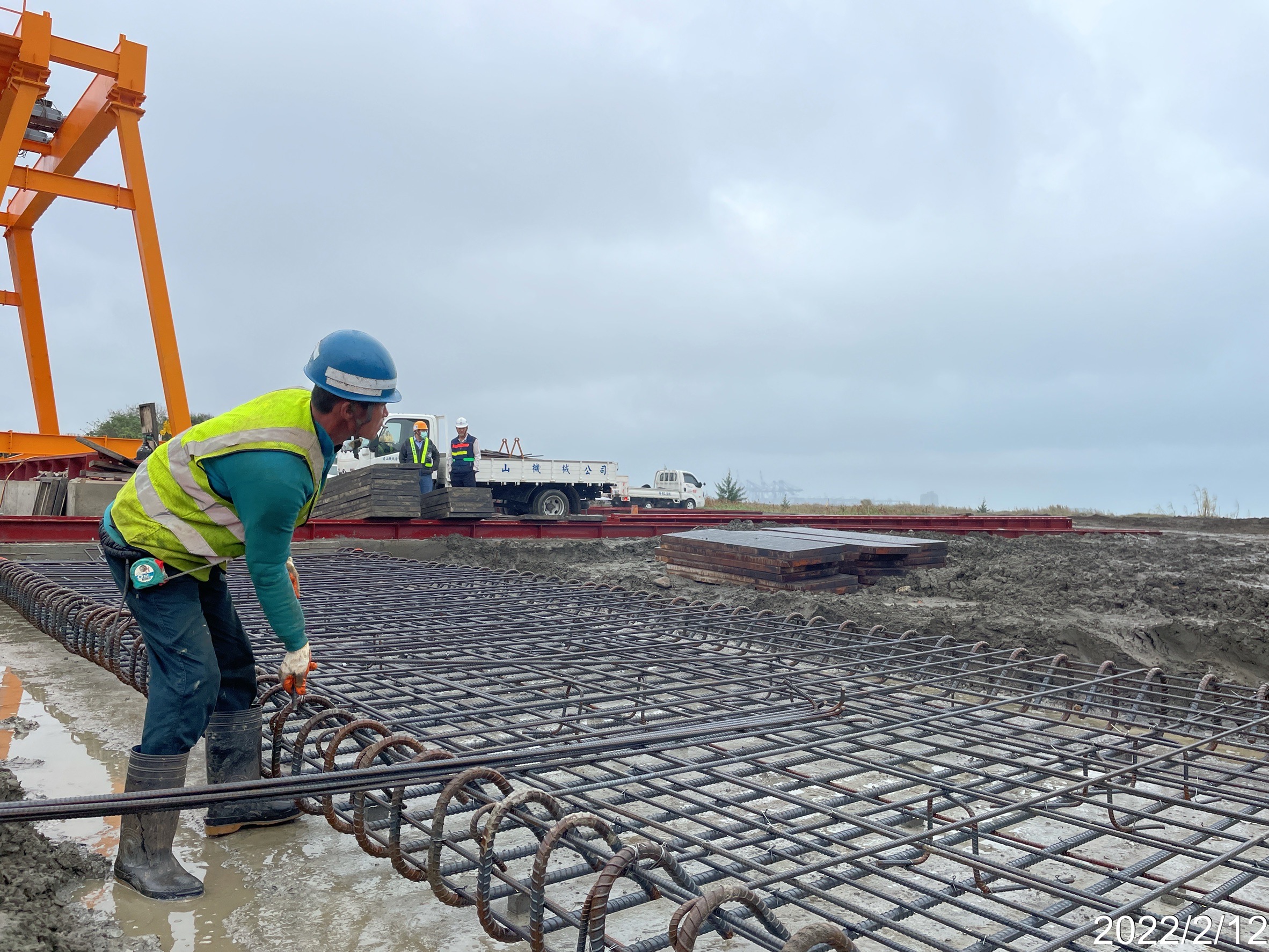 鋼構組裝廠地坪鋼筋組立.
