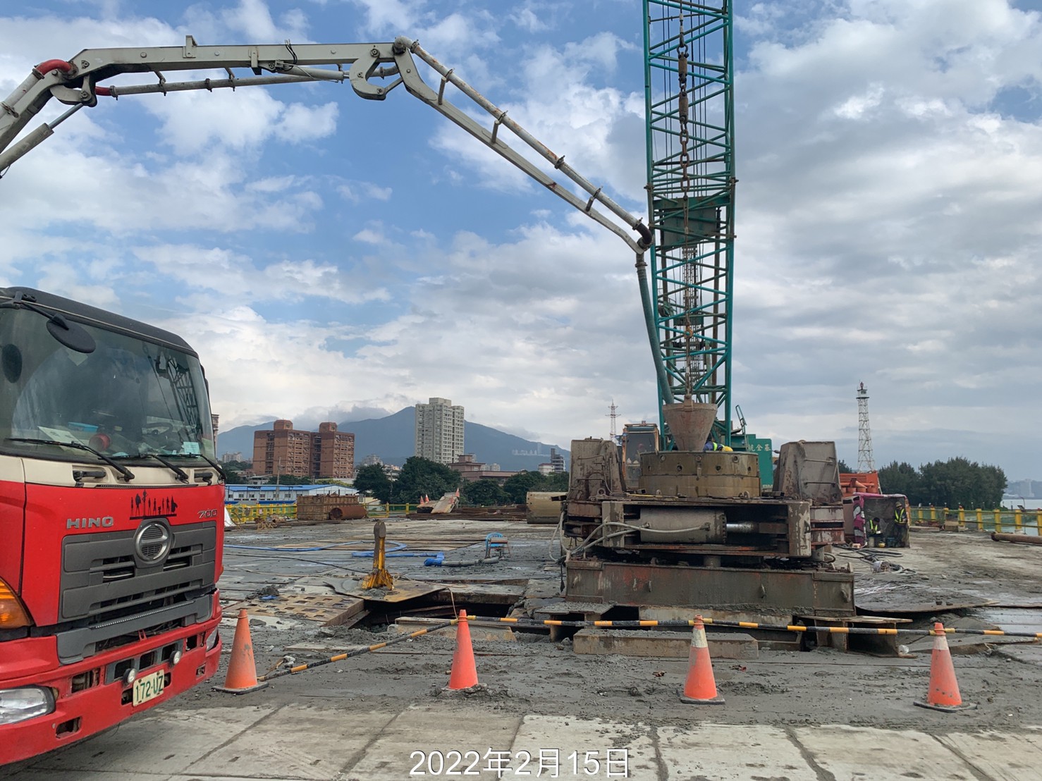 基樁混凝土澆置作業.