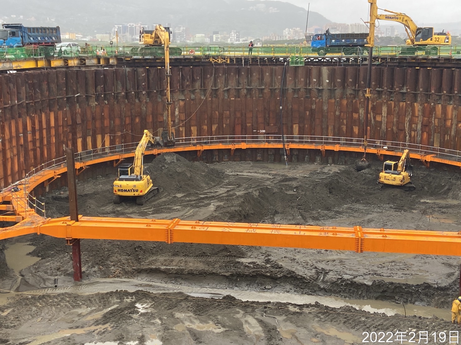 主橋塔基礎圍堰內土方降挖.