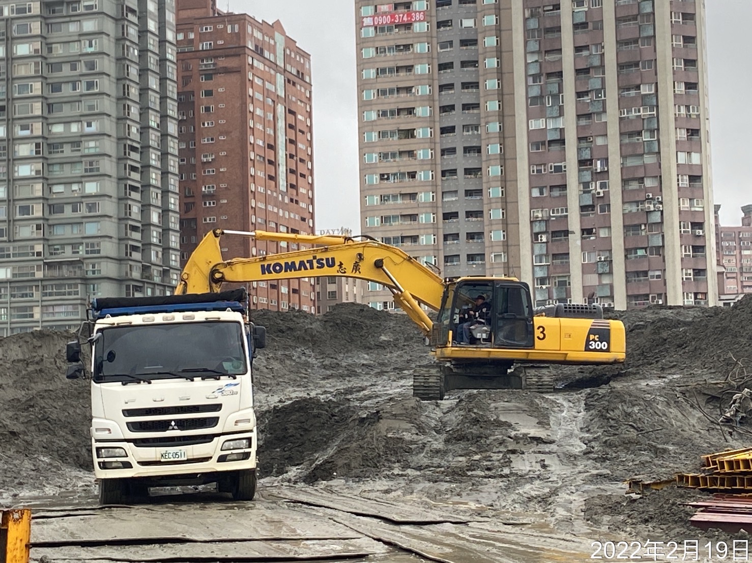 工區內土方載運.