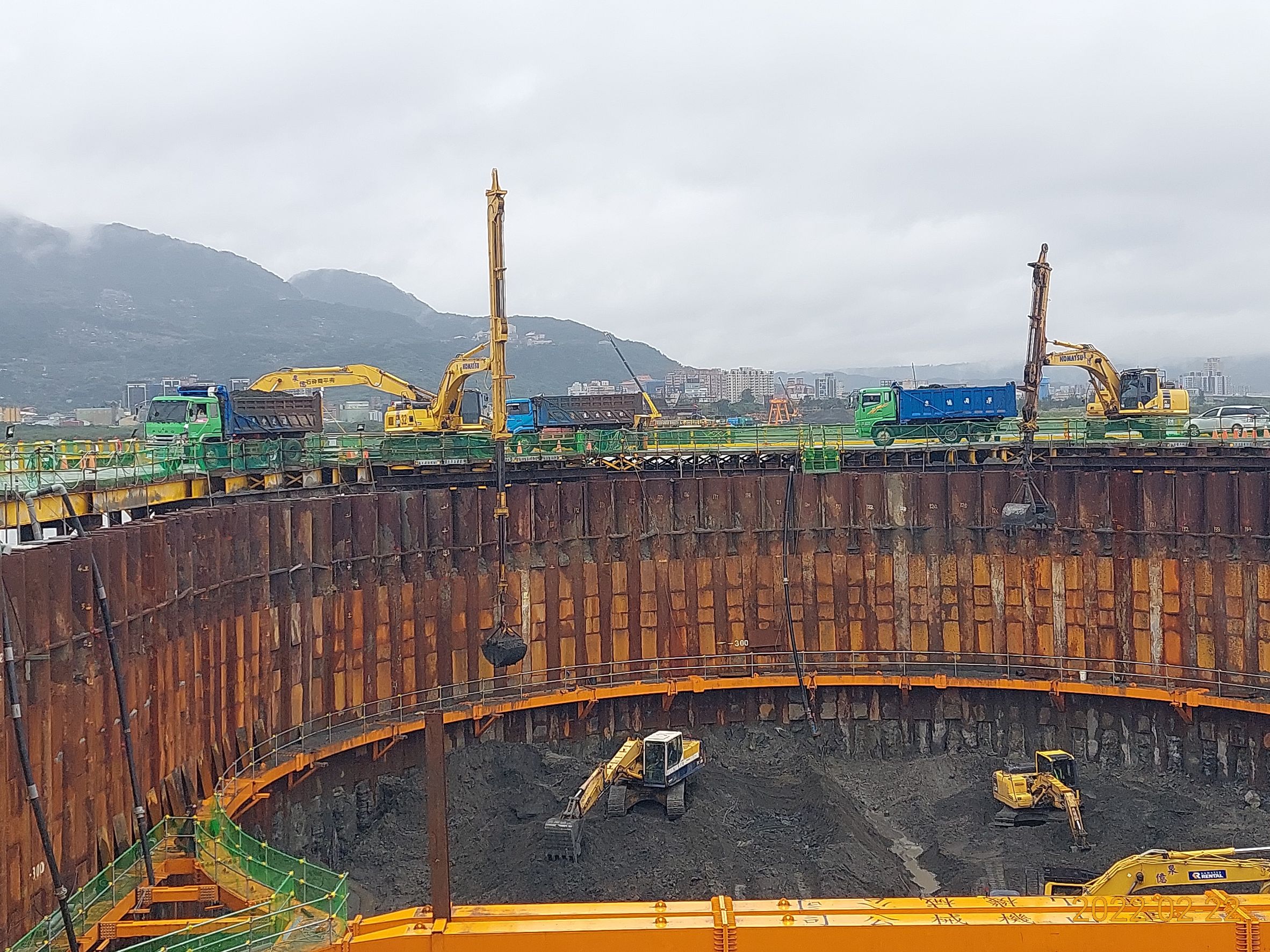主橋塔基礎圍堰內土方降挖.