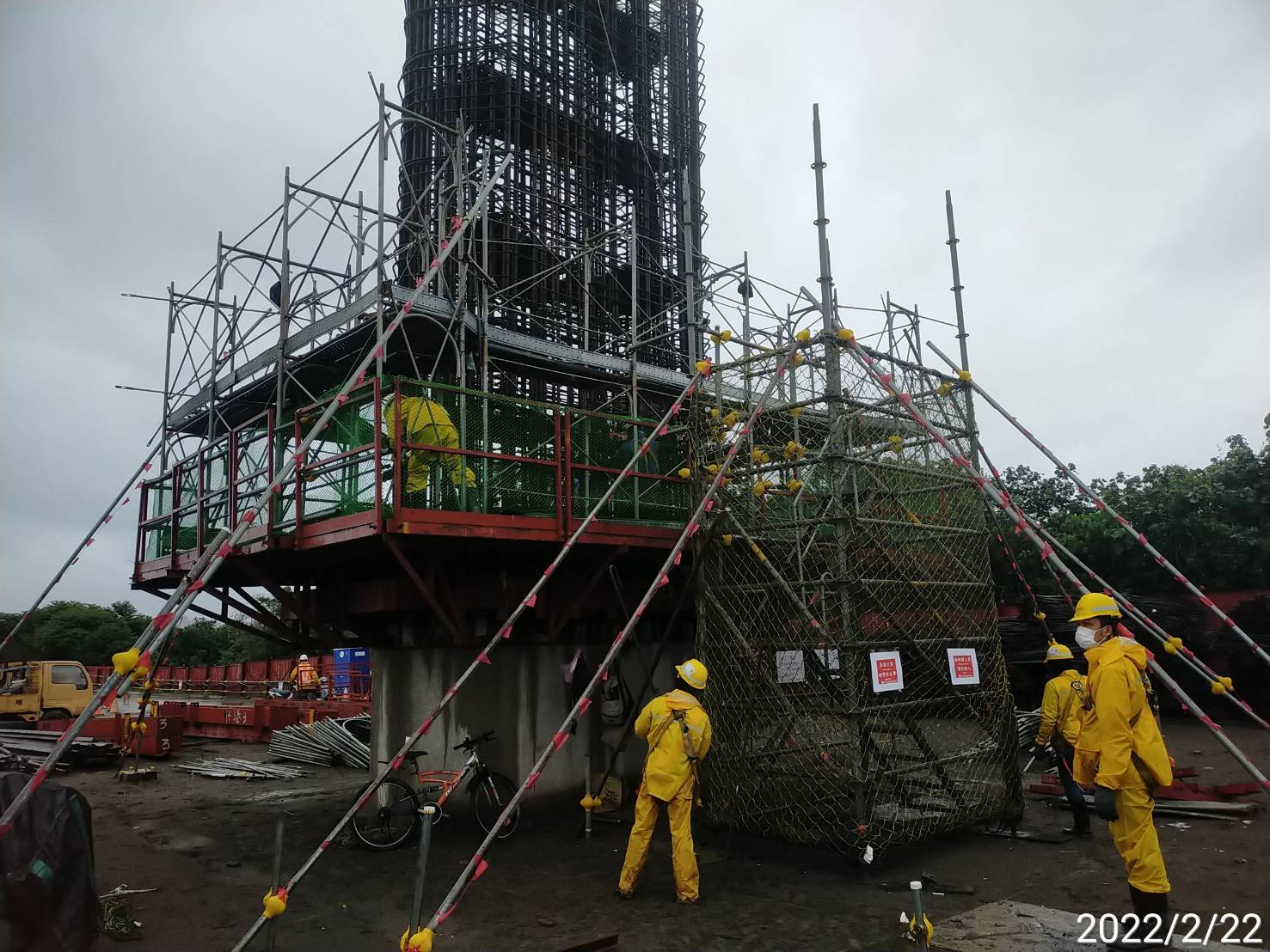 橋墩鋼筋鋼模施工.