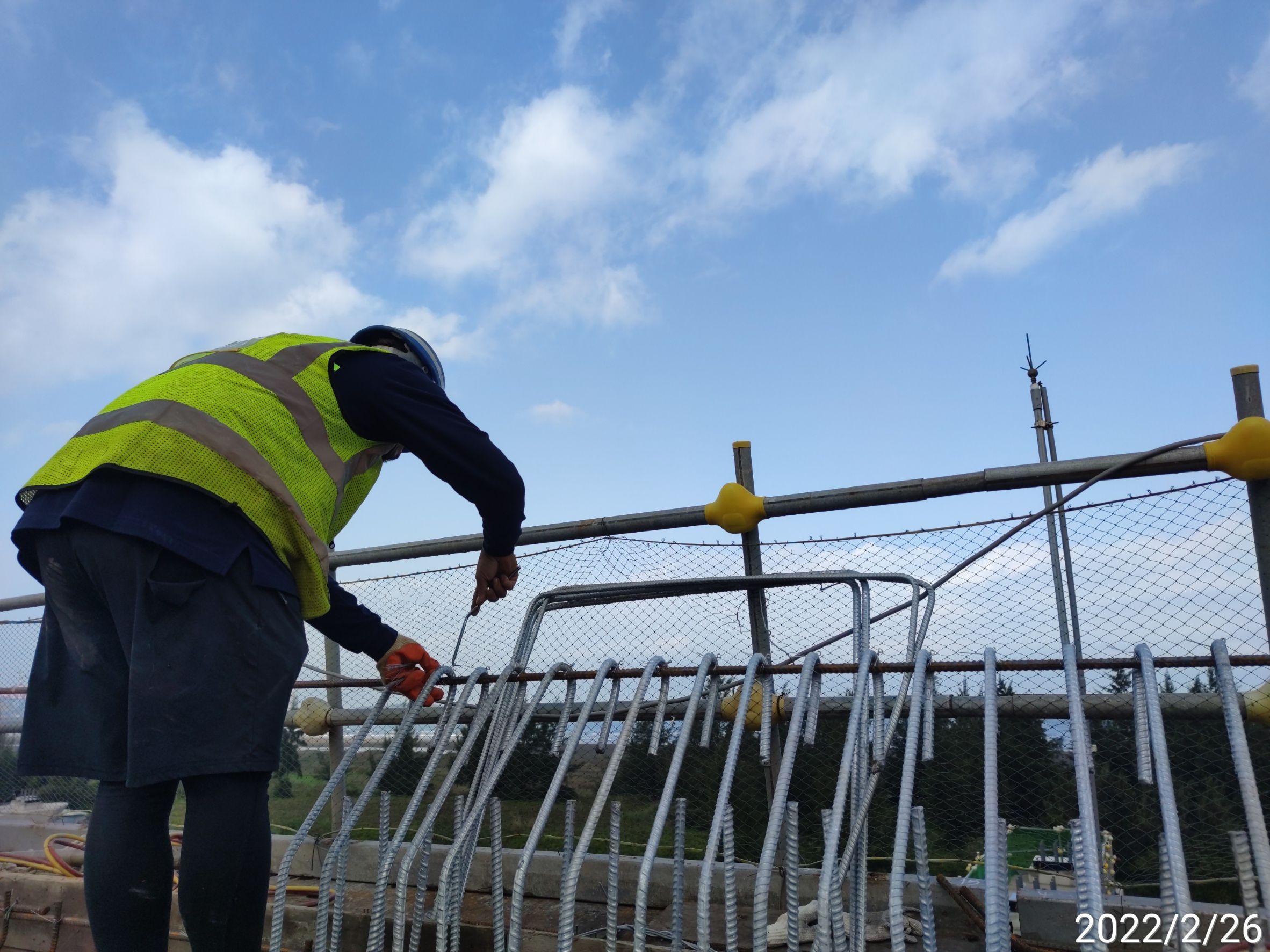 橋面版欄杆鋼筋綁紮.