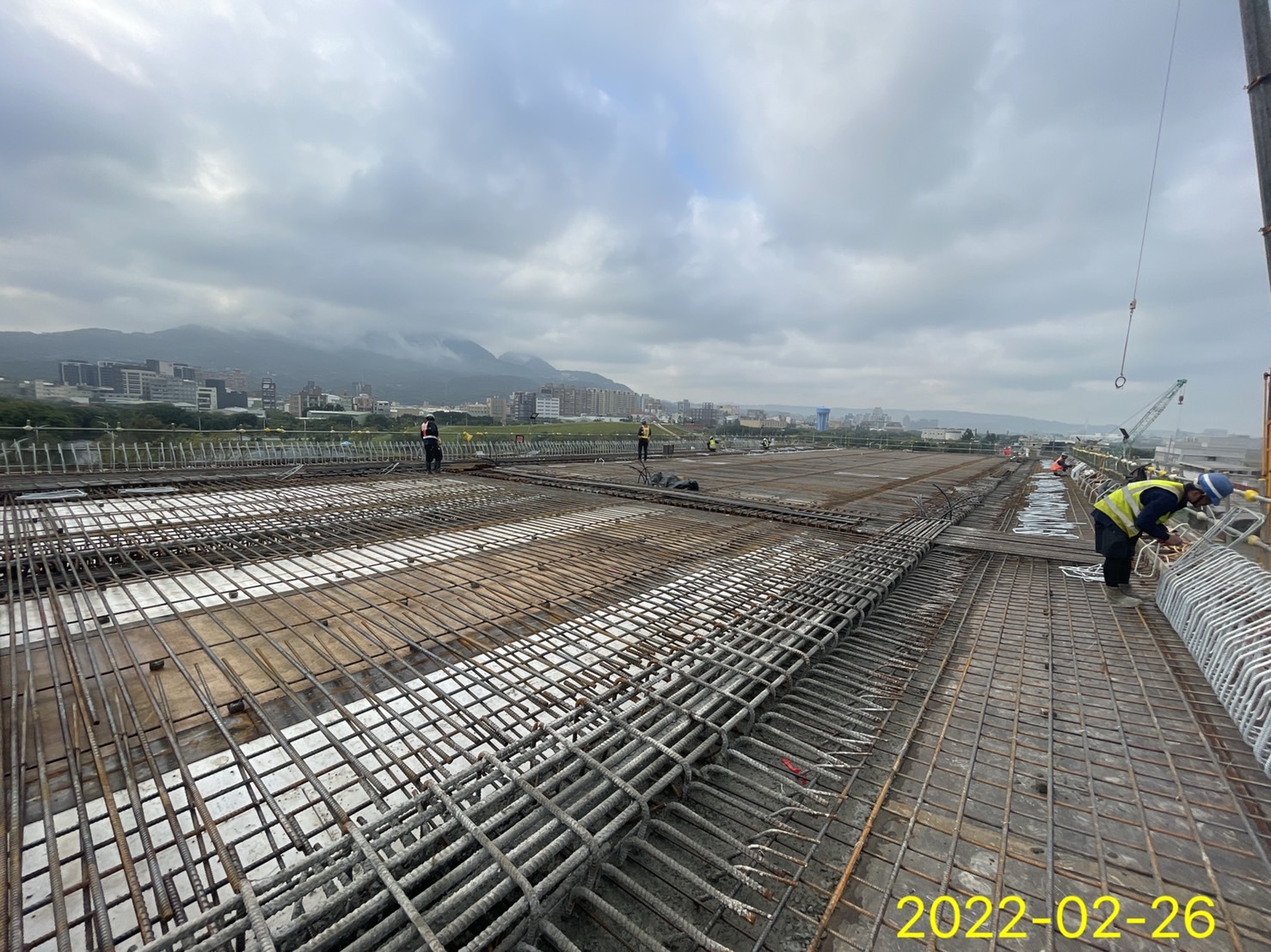橋面版鋼筋綁紮作業.