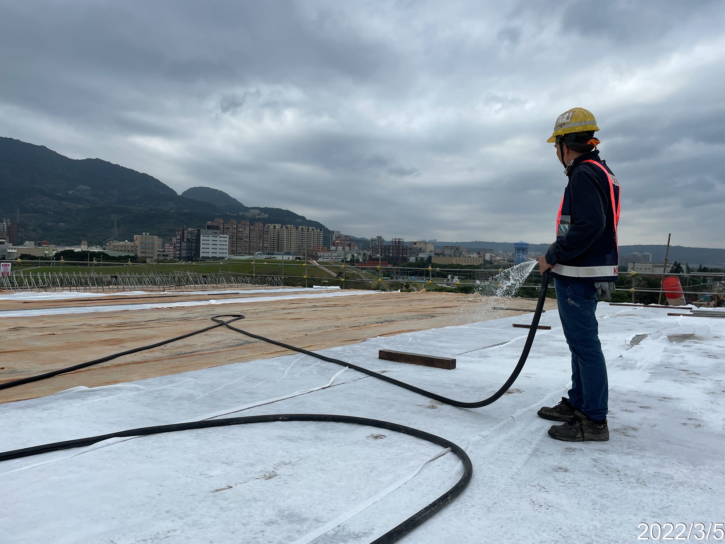 混凝土養護灑水作業.