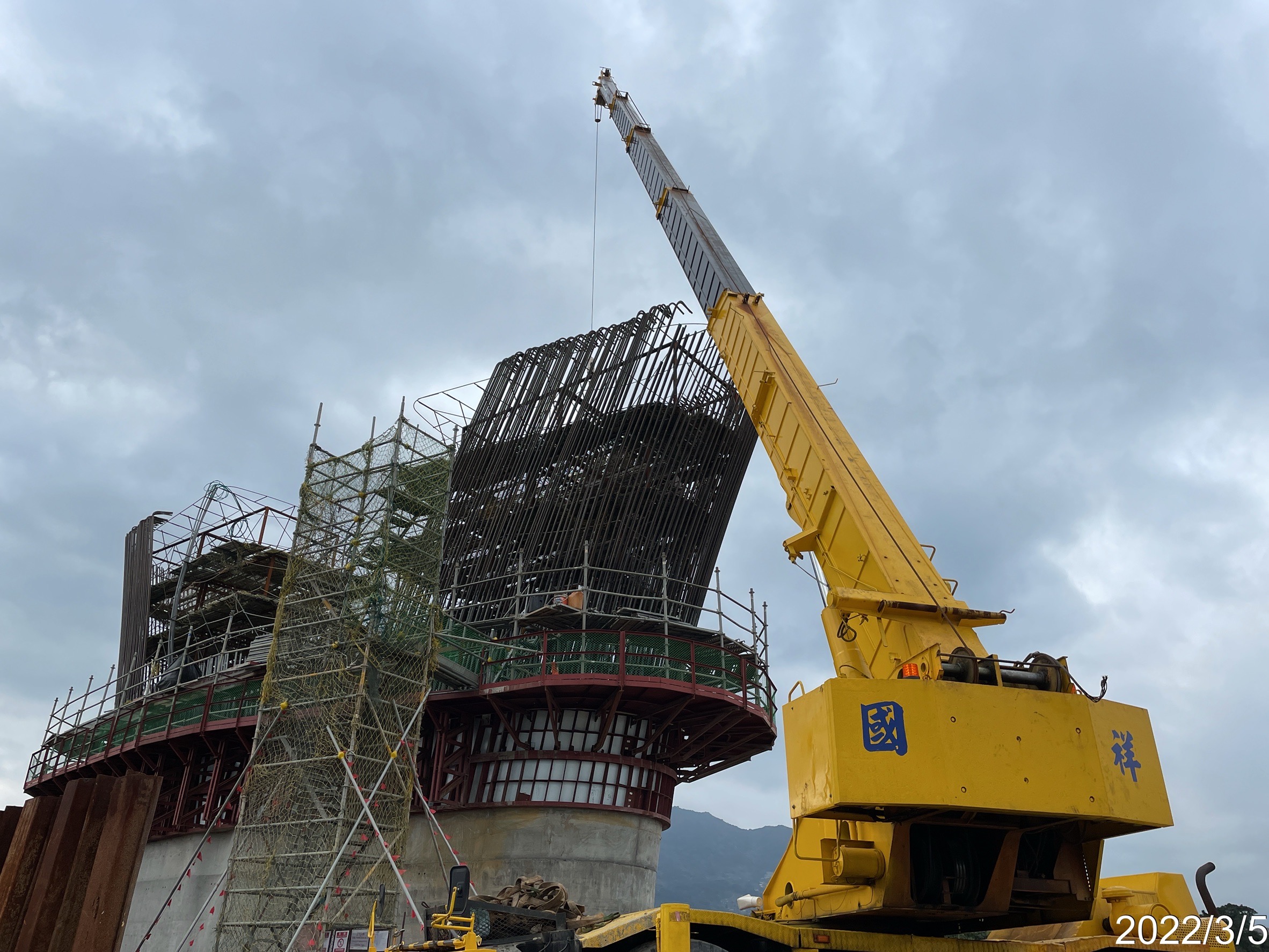 河中段墩柱鋼筋組立施工.