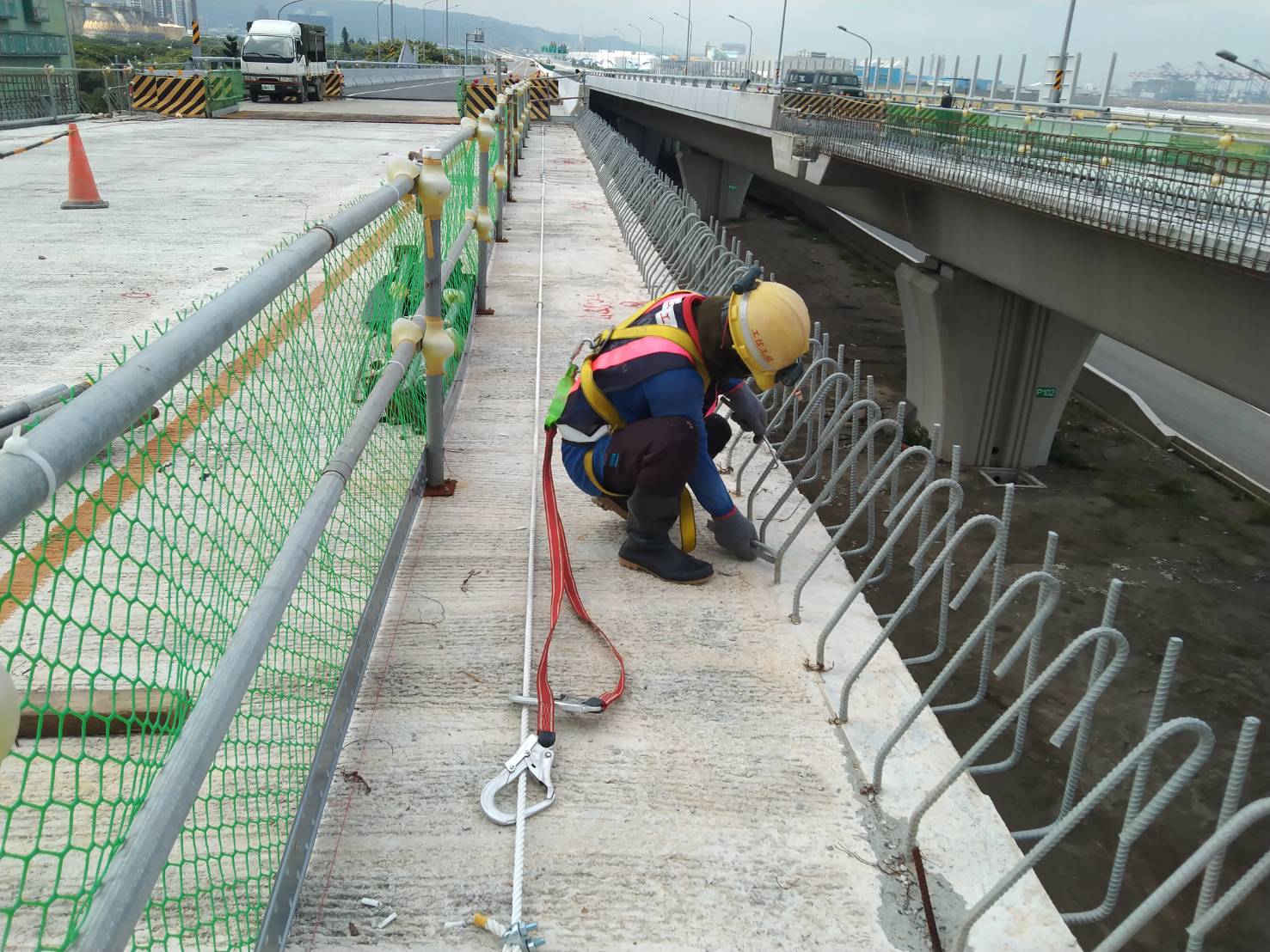橋面版護欄鋼筋施工.